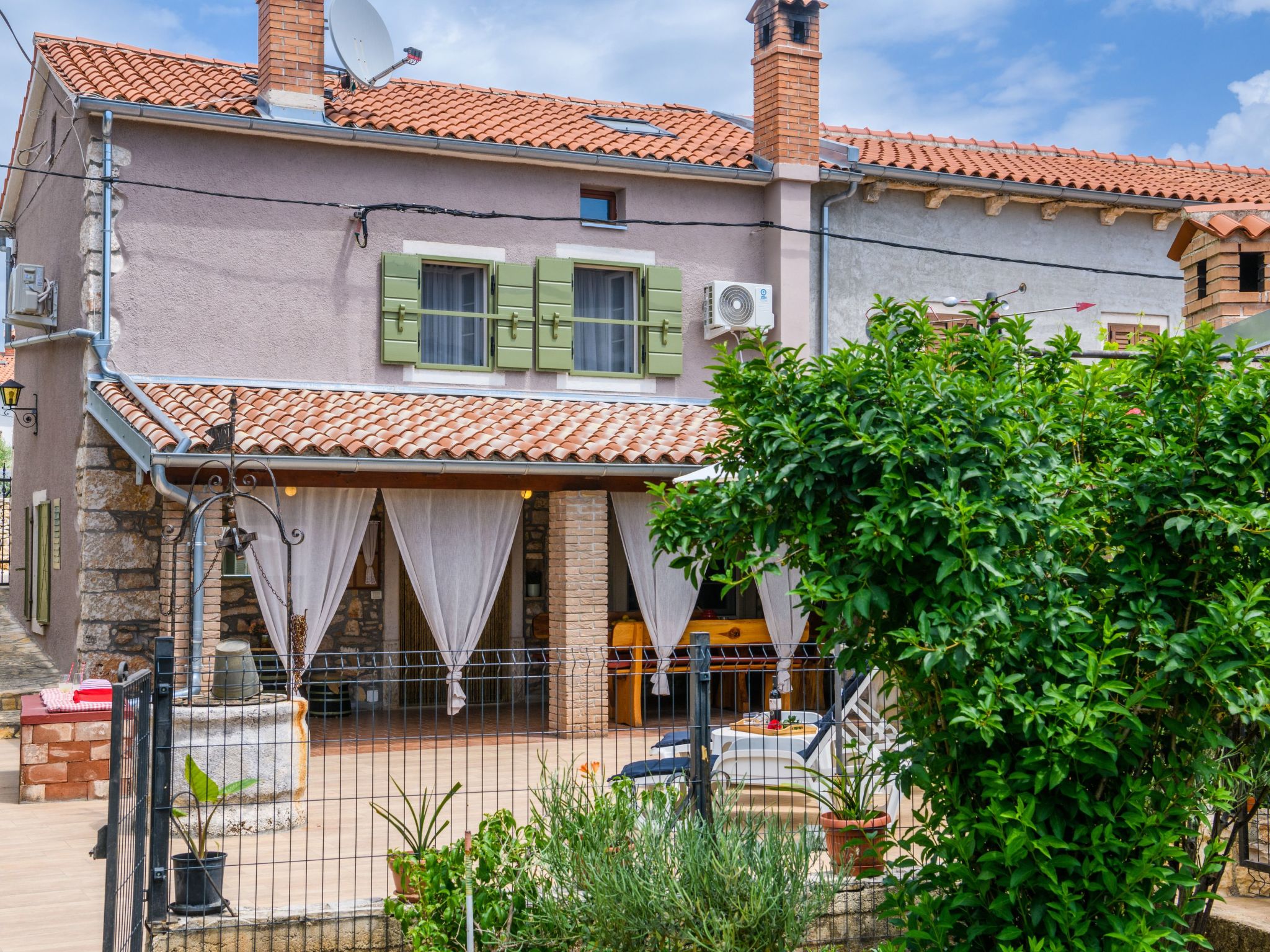 Mit Garten, Terrasse und Grill-Binnen