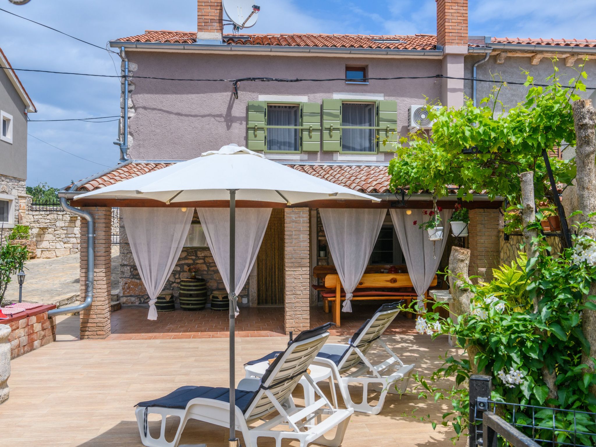 Mit Garten, Terrasse und Grill-Binnen