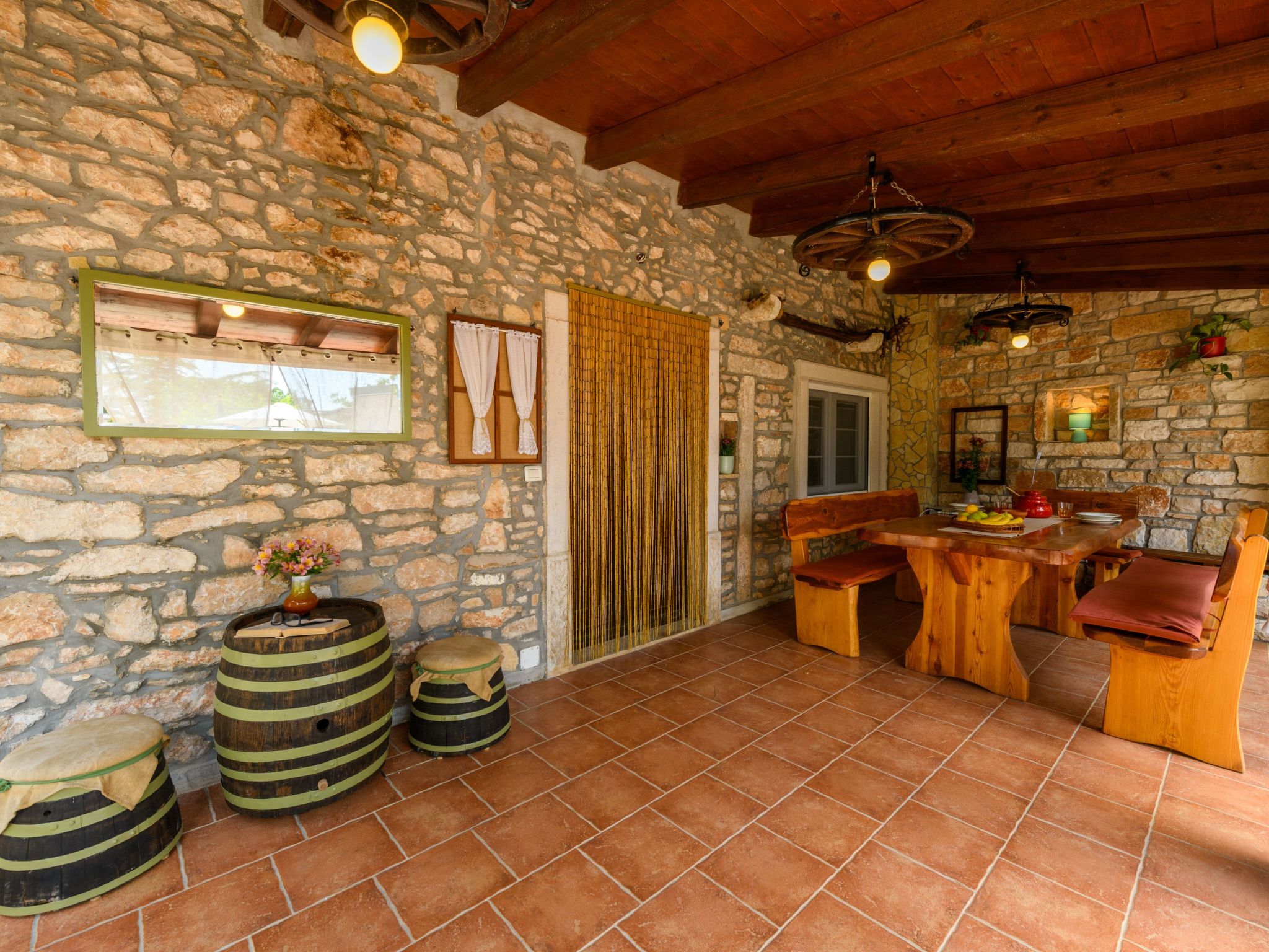 Mit Garten, Terrasse und Grill-Binnen