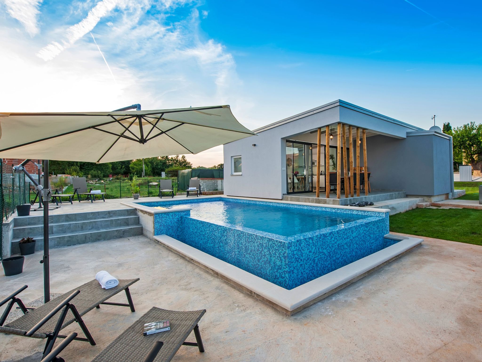Vollständig freistehende Designervilla mit Infinity-Pool