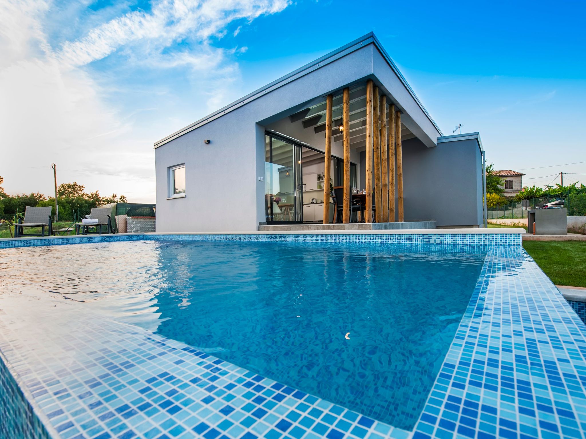 Vollständig freistehende Designervilla mit Infinity-Pool