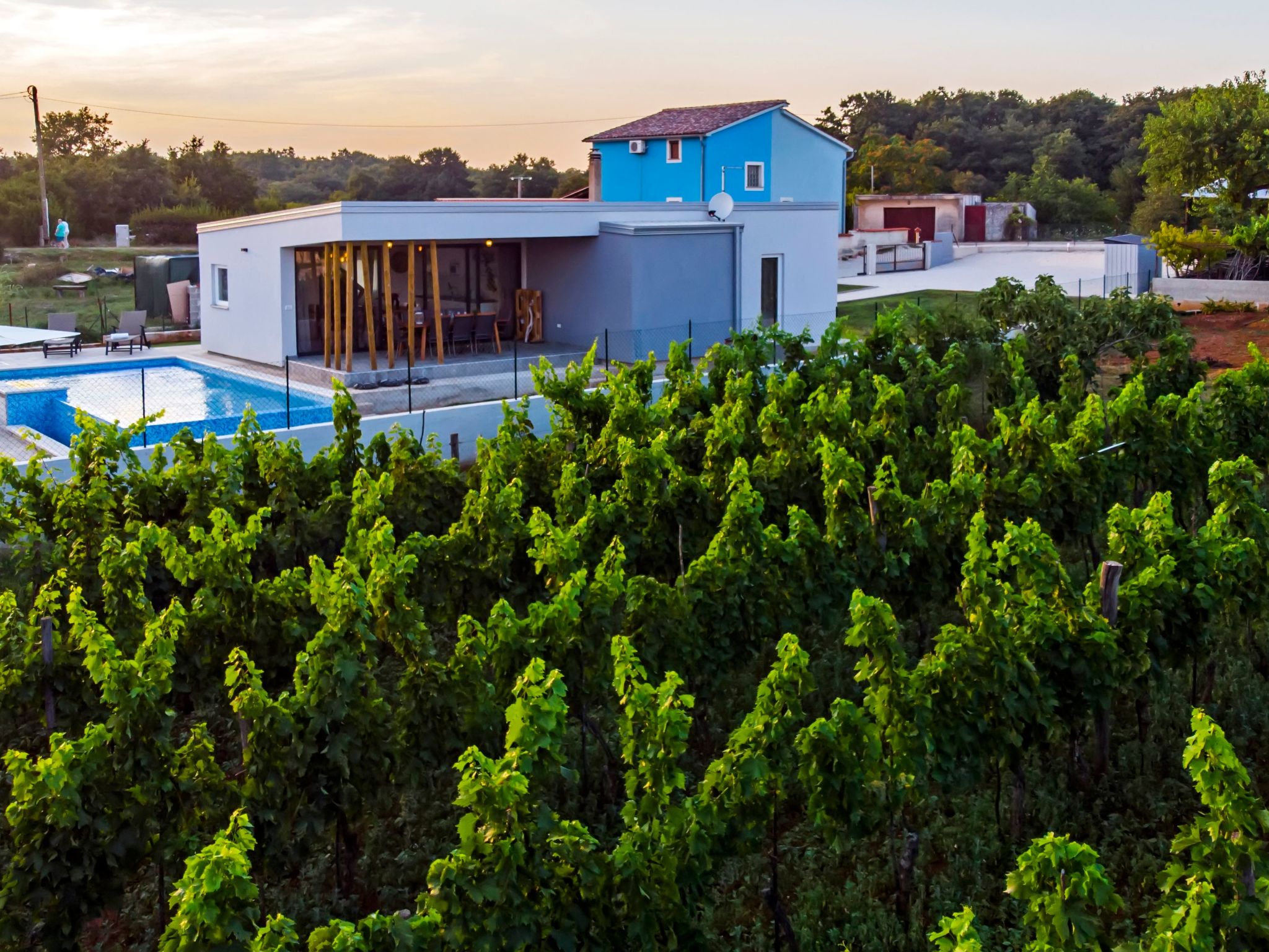 Vollständig freistehende Designervilla mit Infinity-Pool