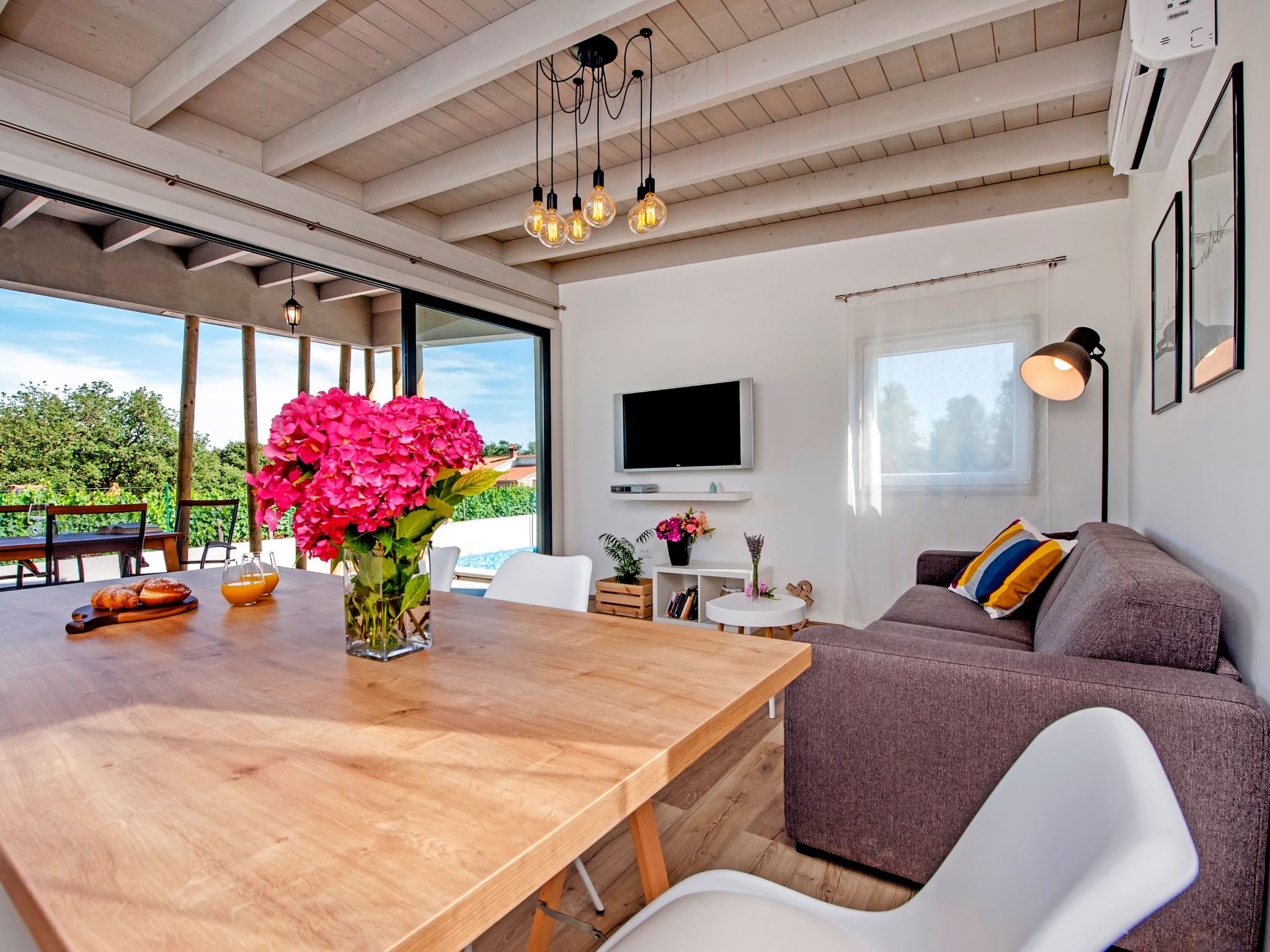 Vollständig freistehende Designervilla mit Infinity-Pool - Image-tags.info