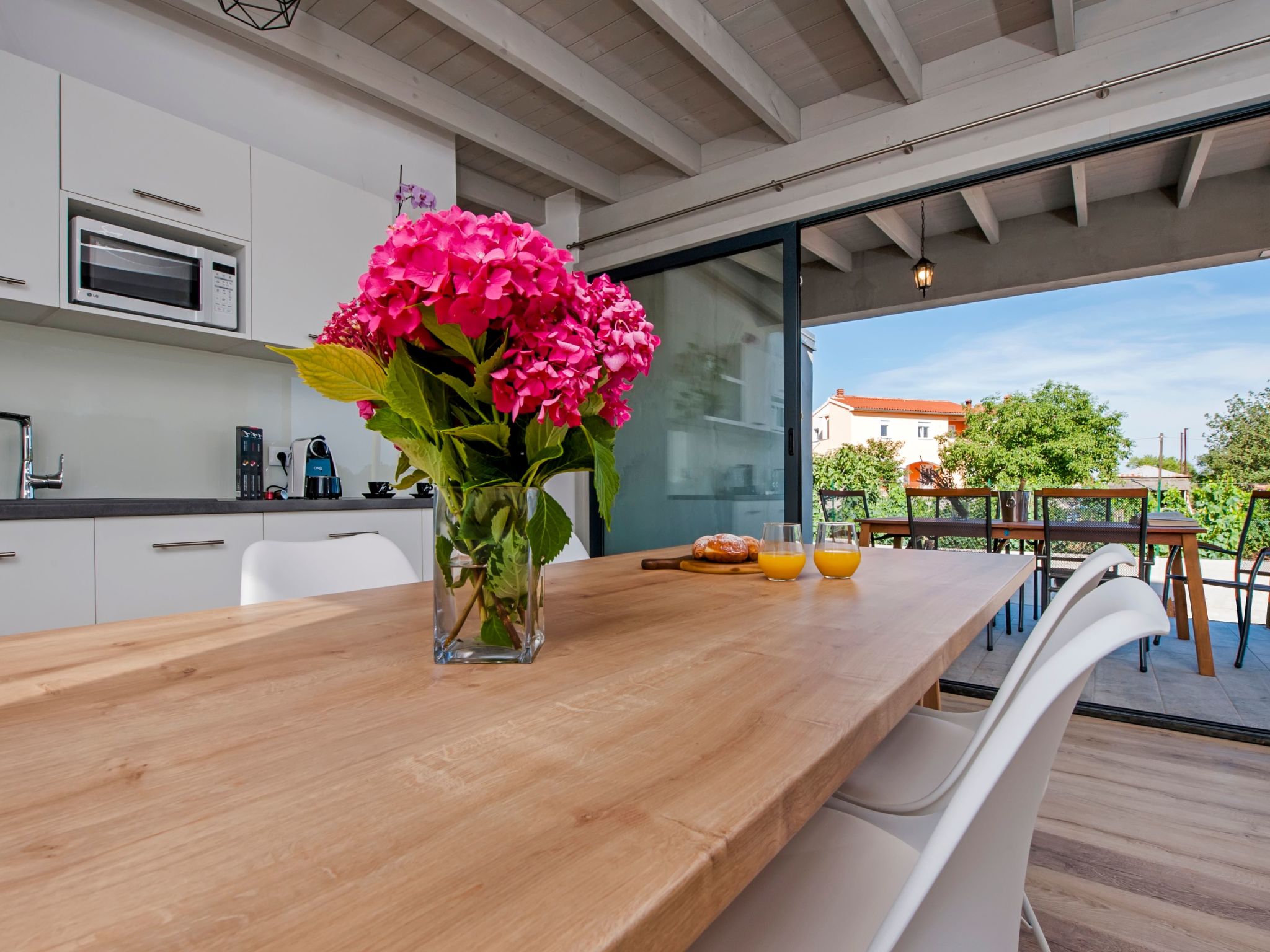 Vollständig freistehende Designervilla mit Infinity-Pool - Image-tags.info