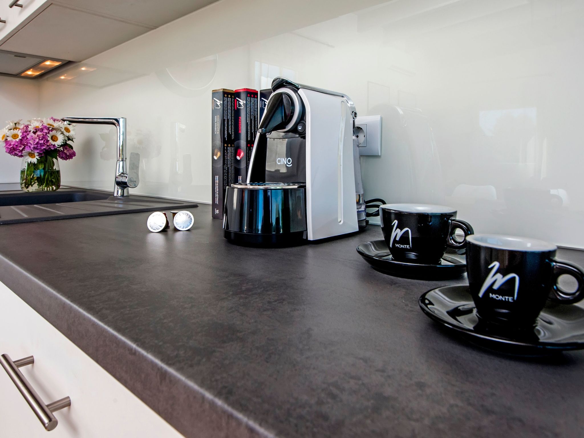 Vollständig freistehende Designervilla mit Infinity-Pool - Image-tags.info