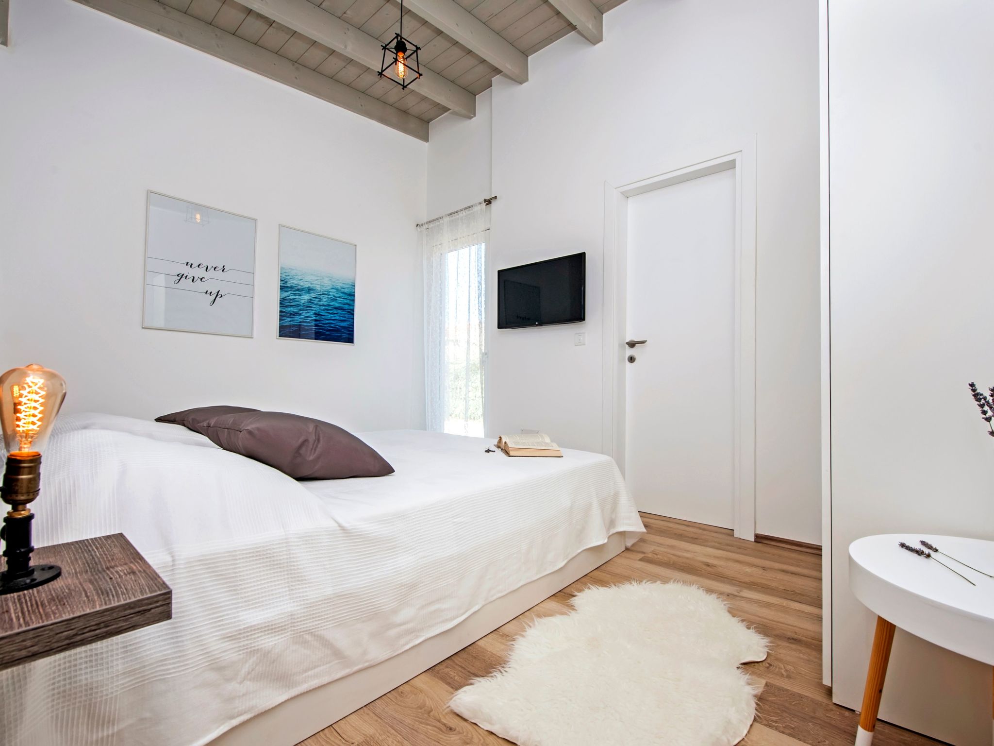 Vollständig freistehende Designervilla mit Infinity-Pool - Image-tags.info