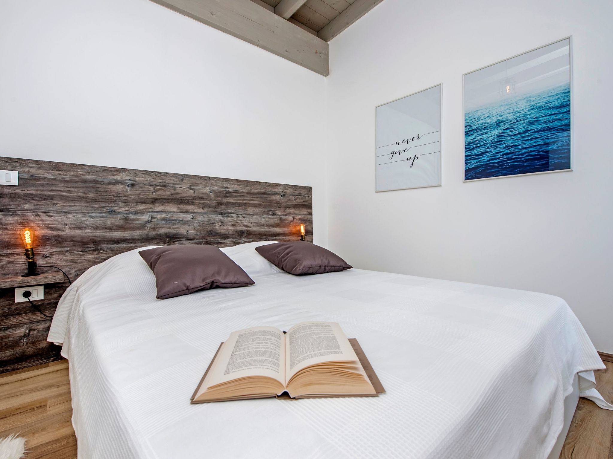 Vollständig freistehende Designervilla mit Infinity-Pool - Image-tags.info