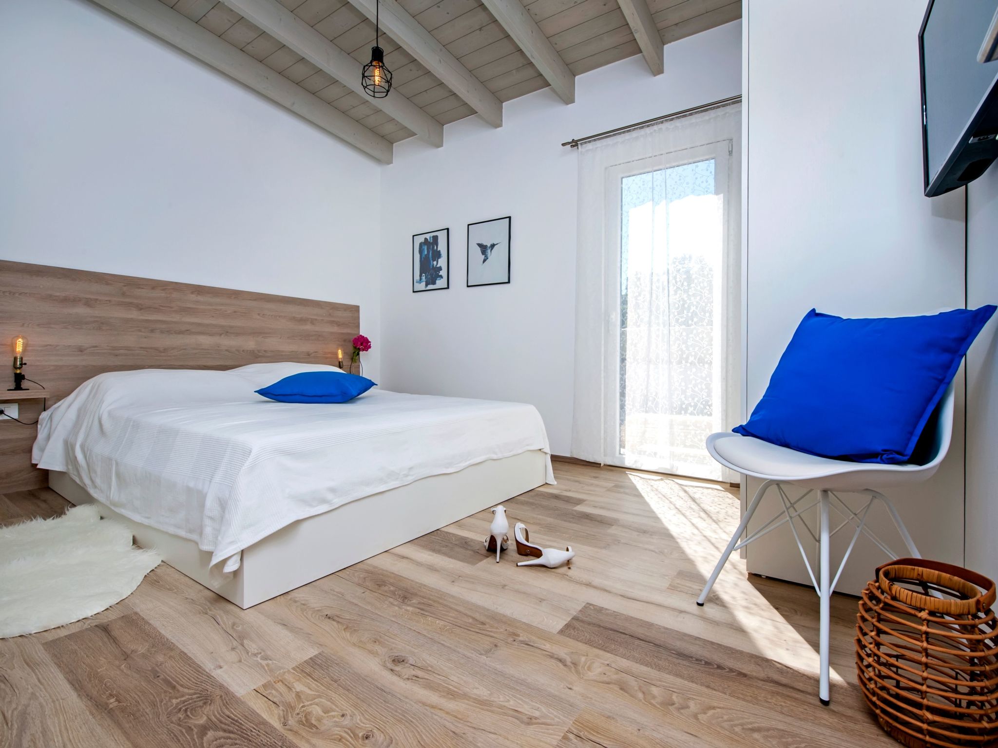 Vollständig freistehende Designervilla mit Infinity-Pool - Image-tags.info