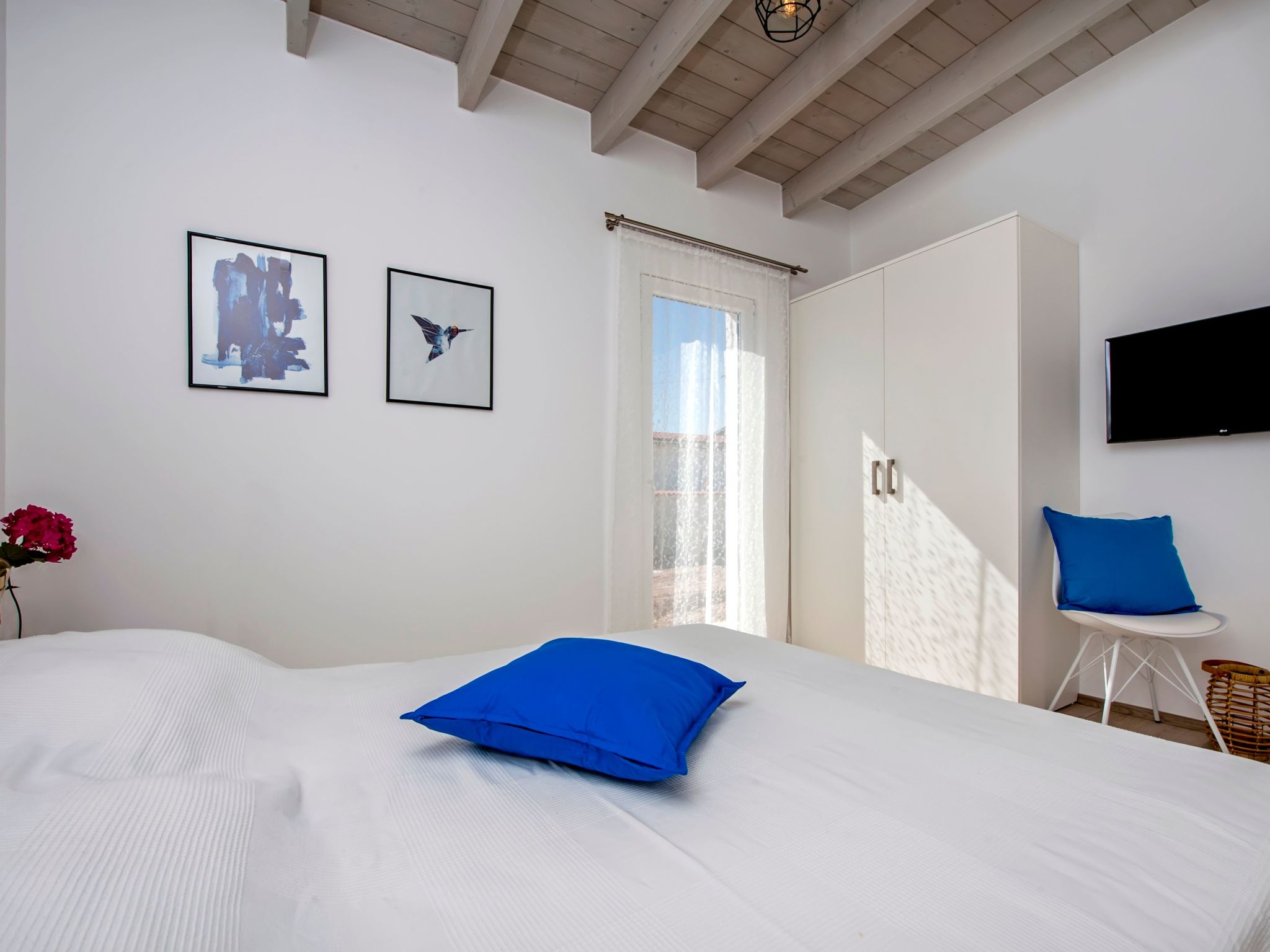 Vollständig freistehende Designervilla mit Infinity-Pool - Image-tags.info