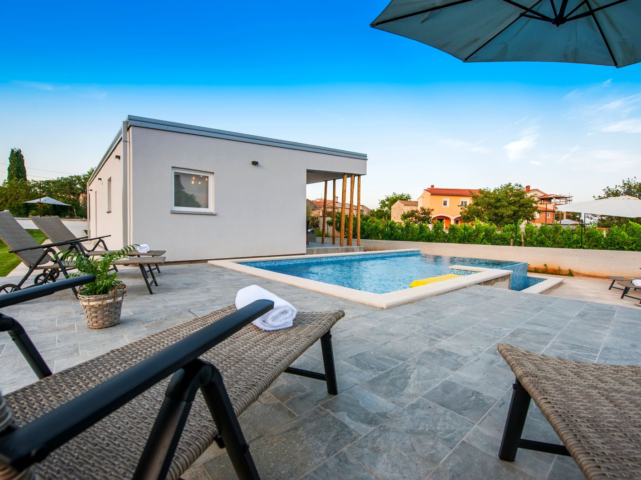 Vollständig freistehende Designervilla mit Infinity-Pool - Image-tags.info