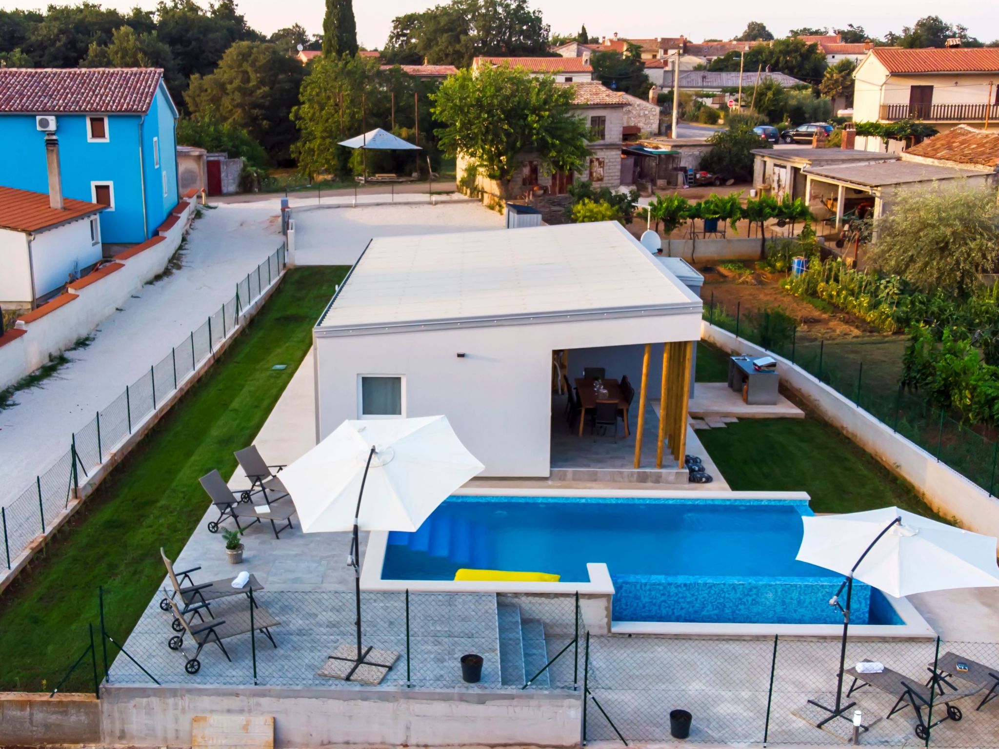 Vollständig freistehende Designervilla mit Infinity-Pool - Image-tags.info