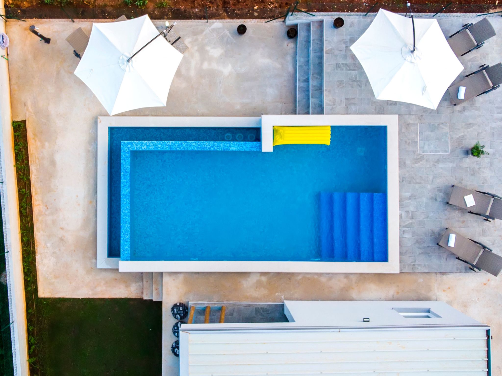 Vollständig freistehende Designervilla mit Infinity-Pool - Image-tags.info