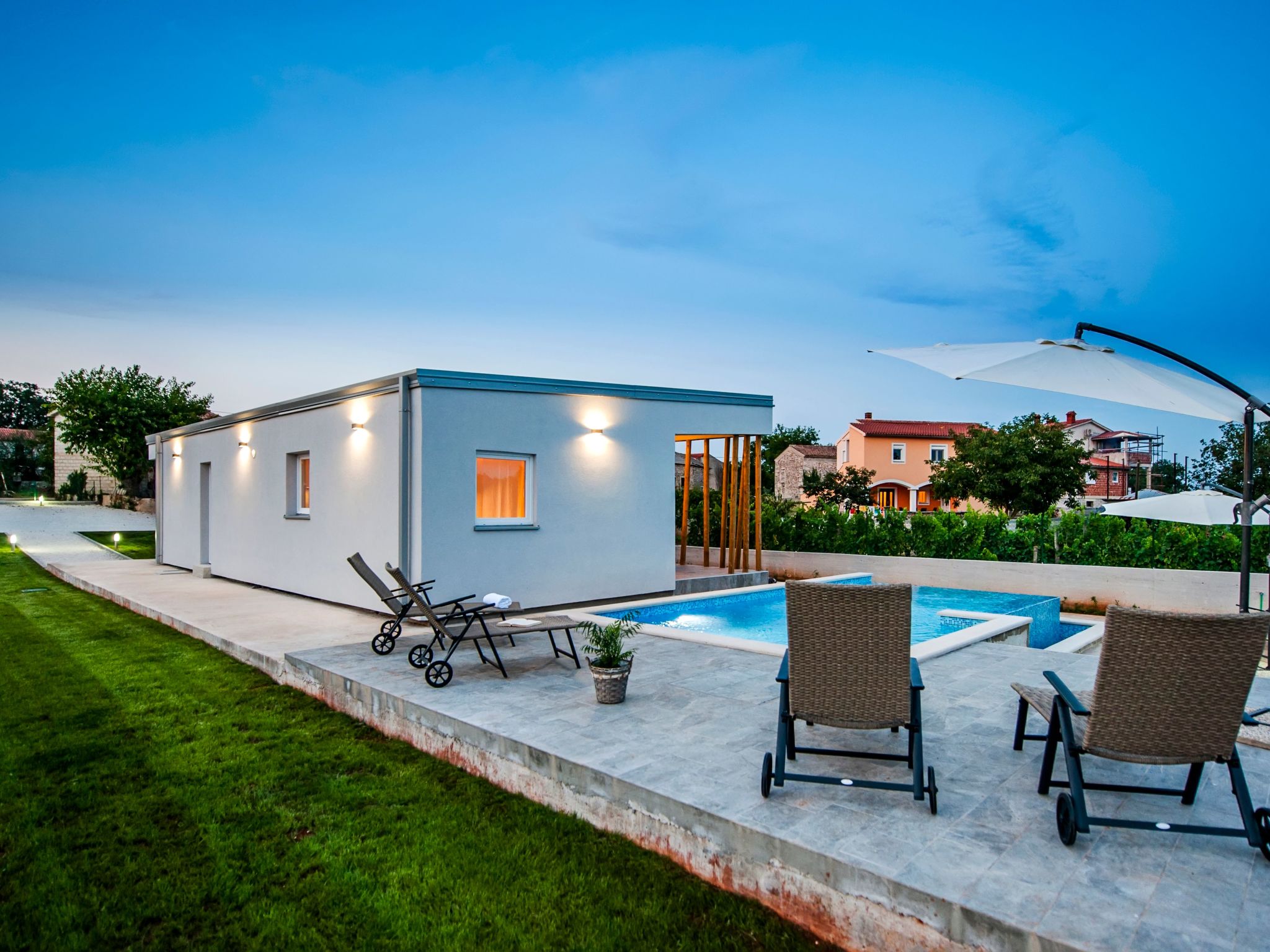 Vollständig freistehende Designervilla mit Infinity-Pool - Image-tags.info