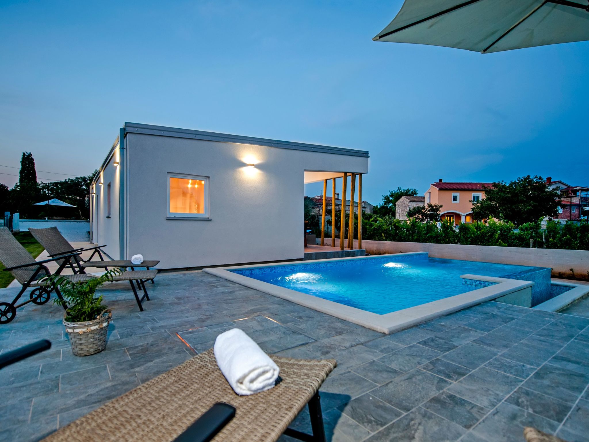 Vollständig freistehende Designervilla mit Infinity-Pool - Image-tags.info