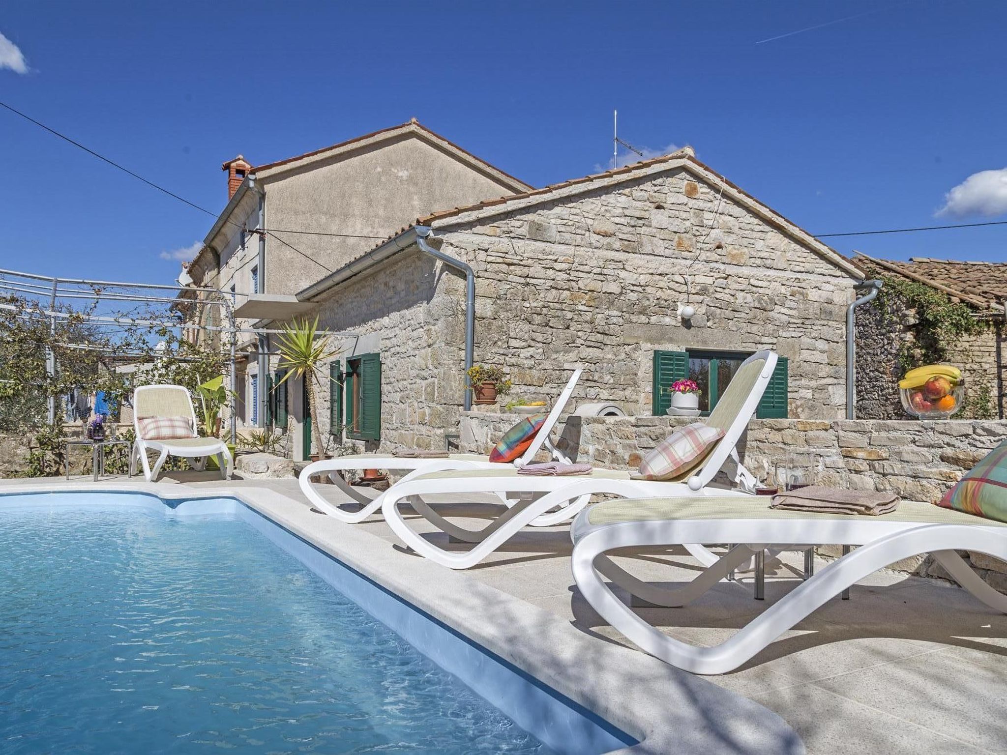 Vakantiehuis met omheinde tuin in Pula/Rakalj (Kroatië) 1 hond is welkom