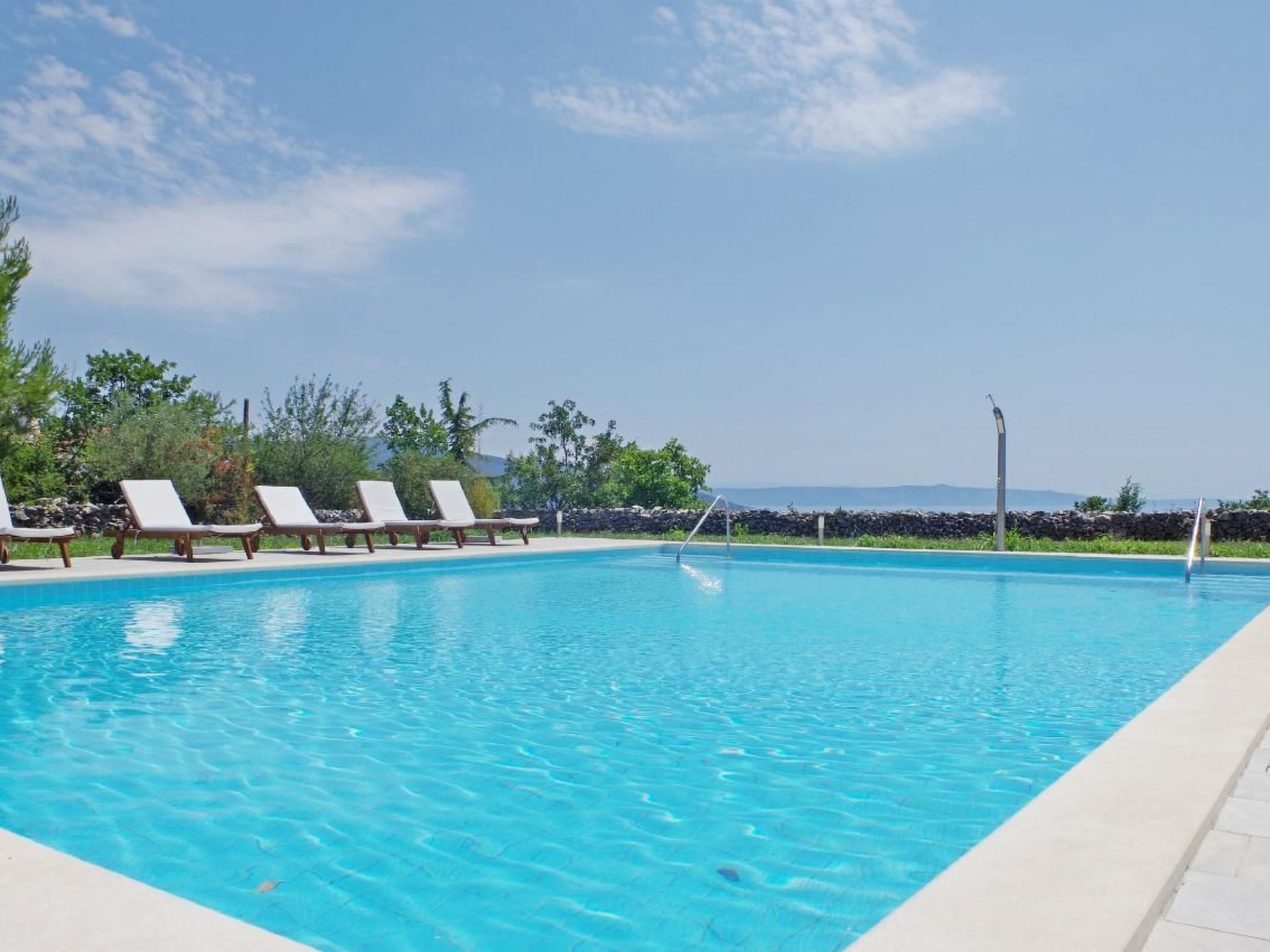 Appartement in Rakalj mit gemeinsamem Pool, Terrasse und Grill