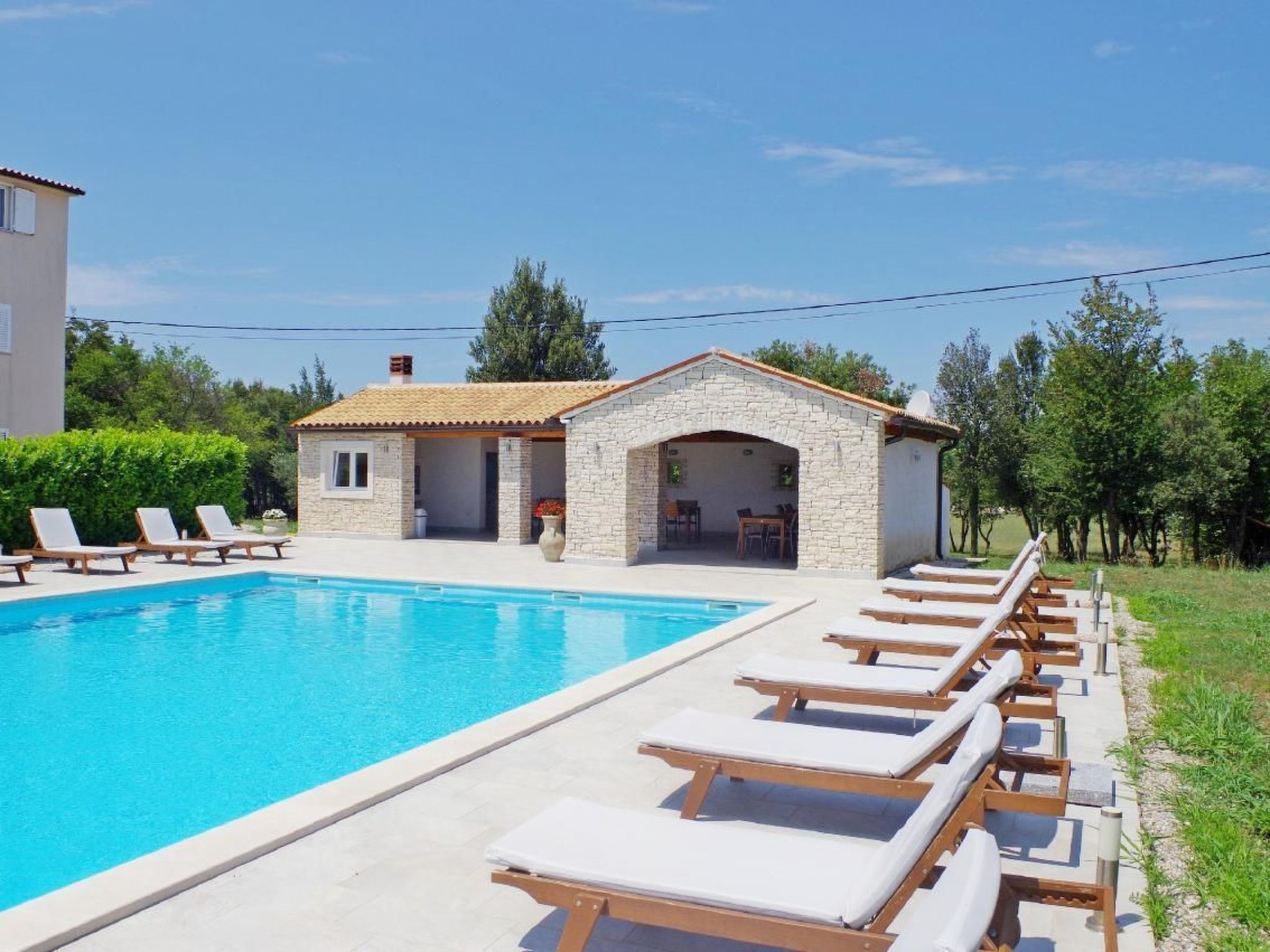 Appartement in Rakalj mit gemeinsamem Pool, Terrasse und Grill