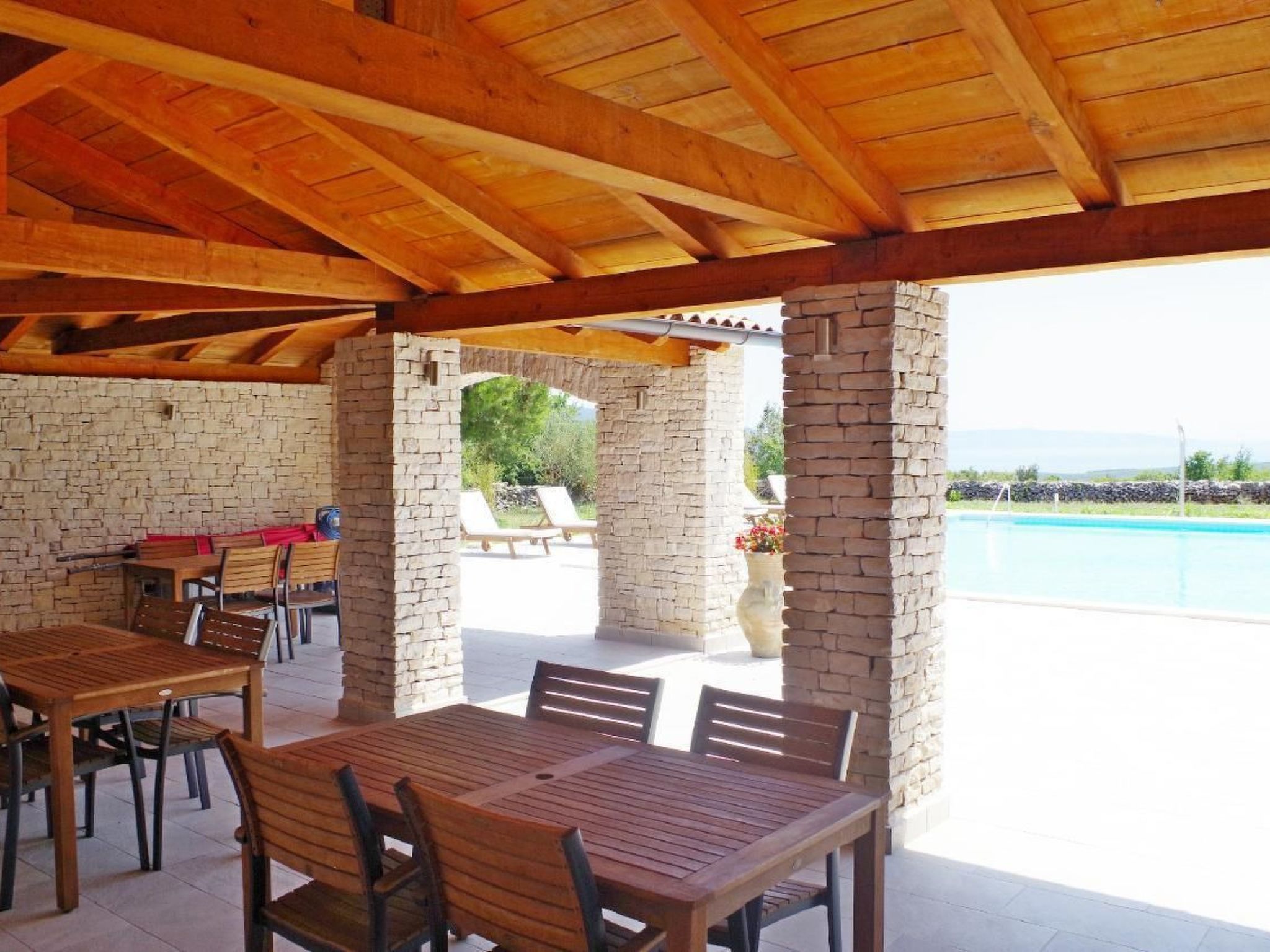 Appartement in Rakalj mit gemeinsamem Pool, Terrasse und Grill-Image-tags.info