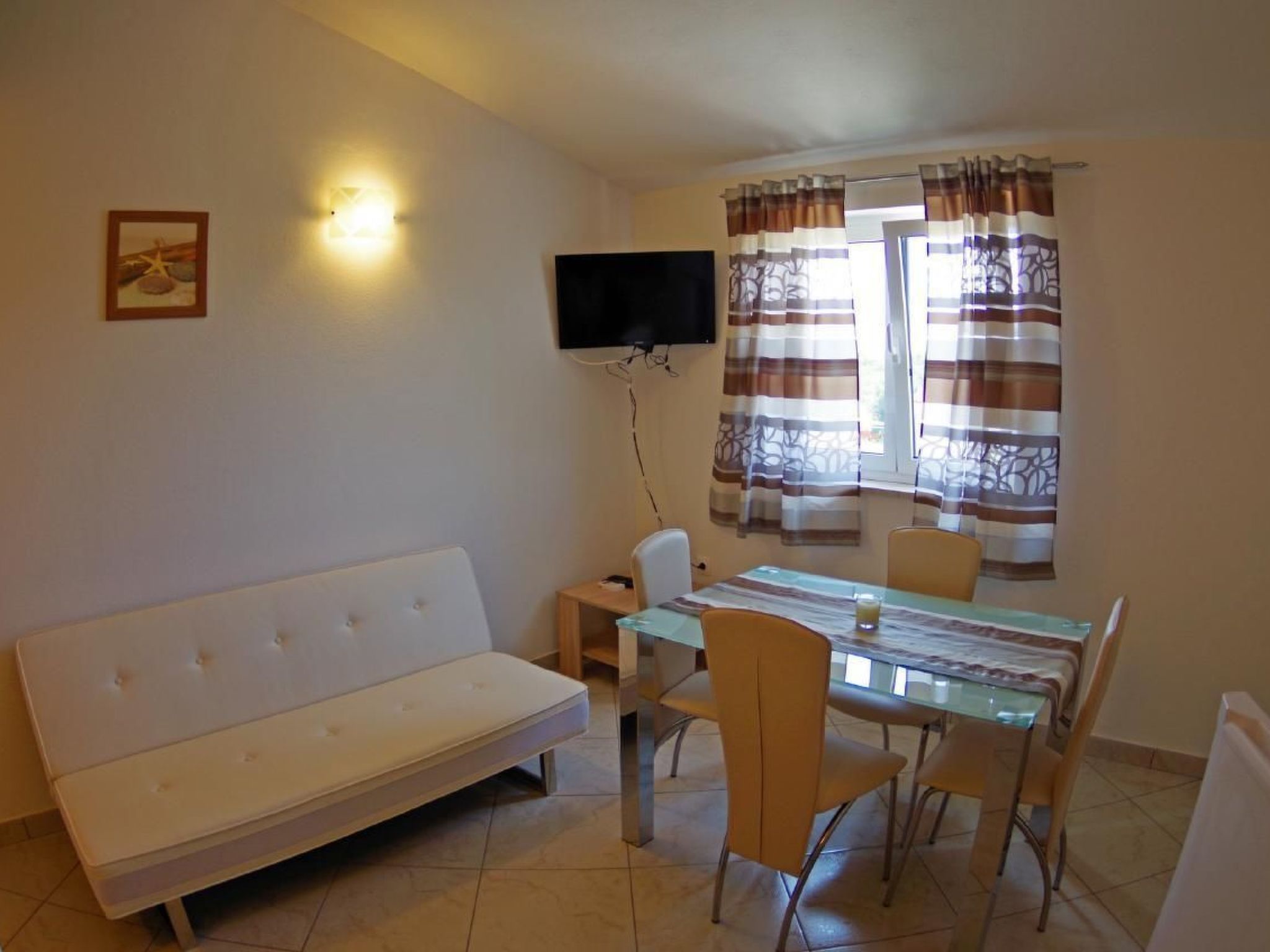 Appartement in Rakalj mit gemeinsamem Pool, Terrasse und Grill-Dedans