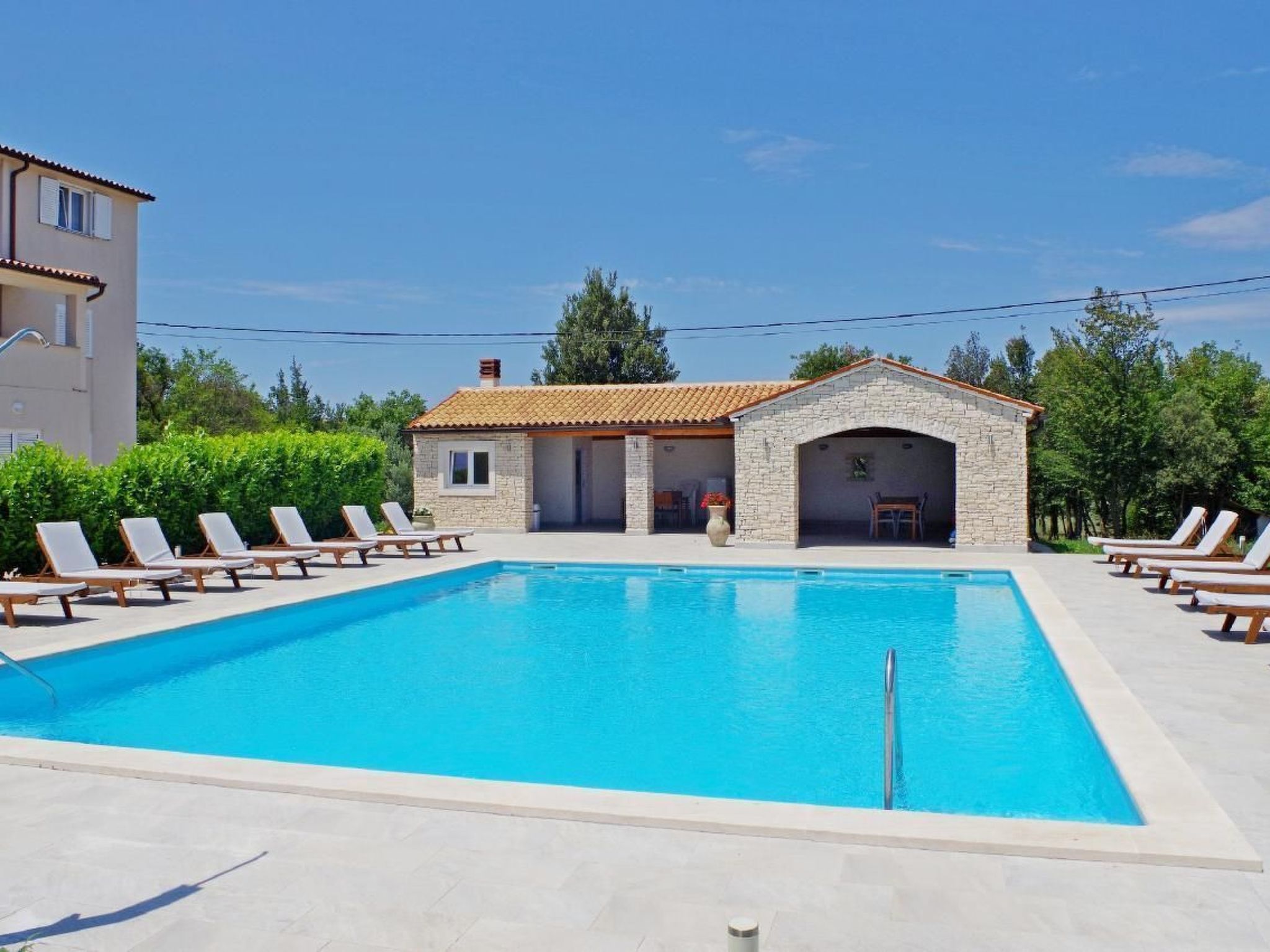 Appartement in Rakalj mit gemeinsamem Pool, Terrasse und Grill-Dehors