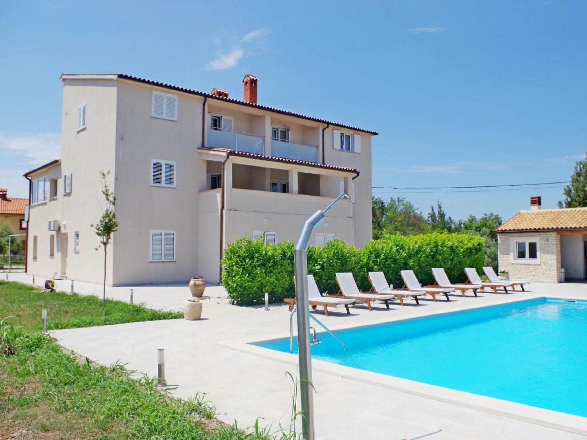 Appartement in Rakalj mit gemeinsamem Pool, Terrasse und Grill-Dehors