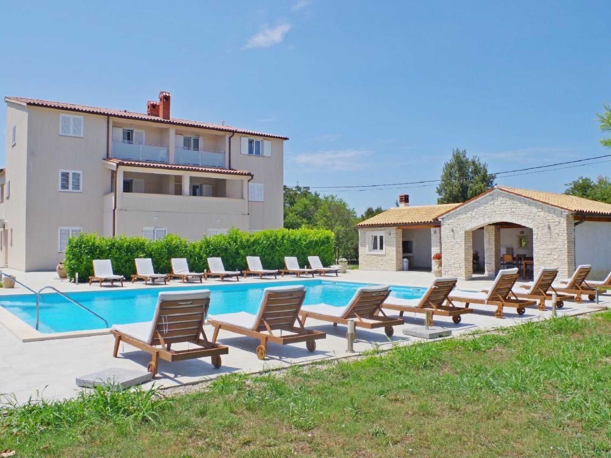 Wohnung in Rakalj mit Parkplatz und Poolblick