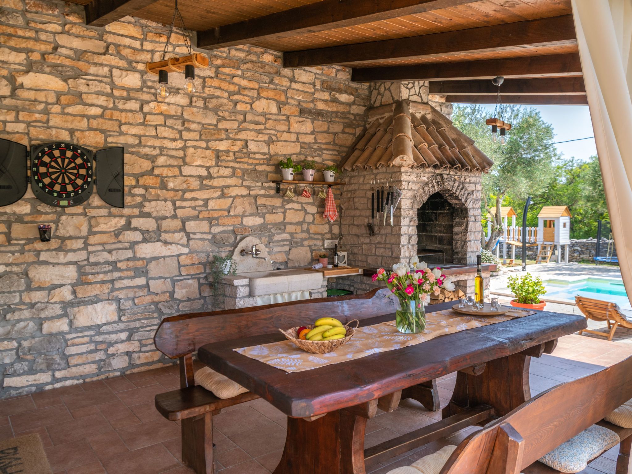 Villa mit privatem Pool und großem Garten — Terrace (4 of 36)
