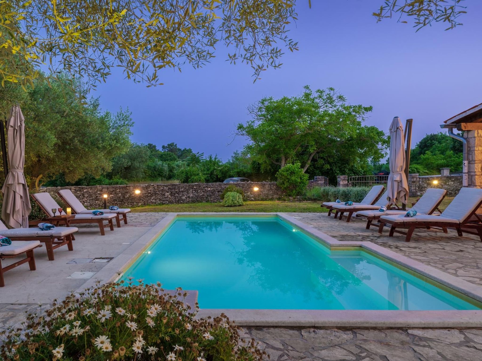 Villa mit privatem Pool und großem Garten — Terrace (5 of 36)