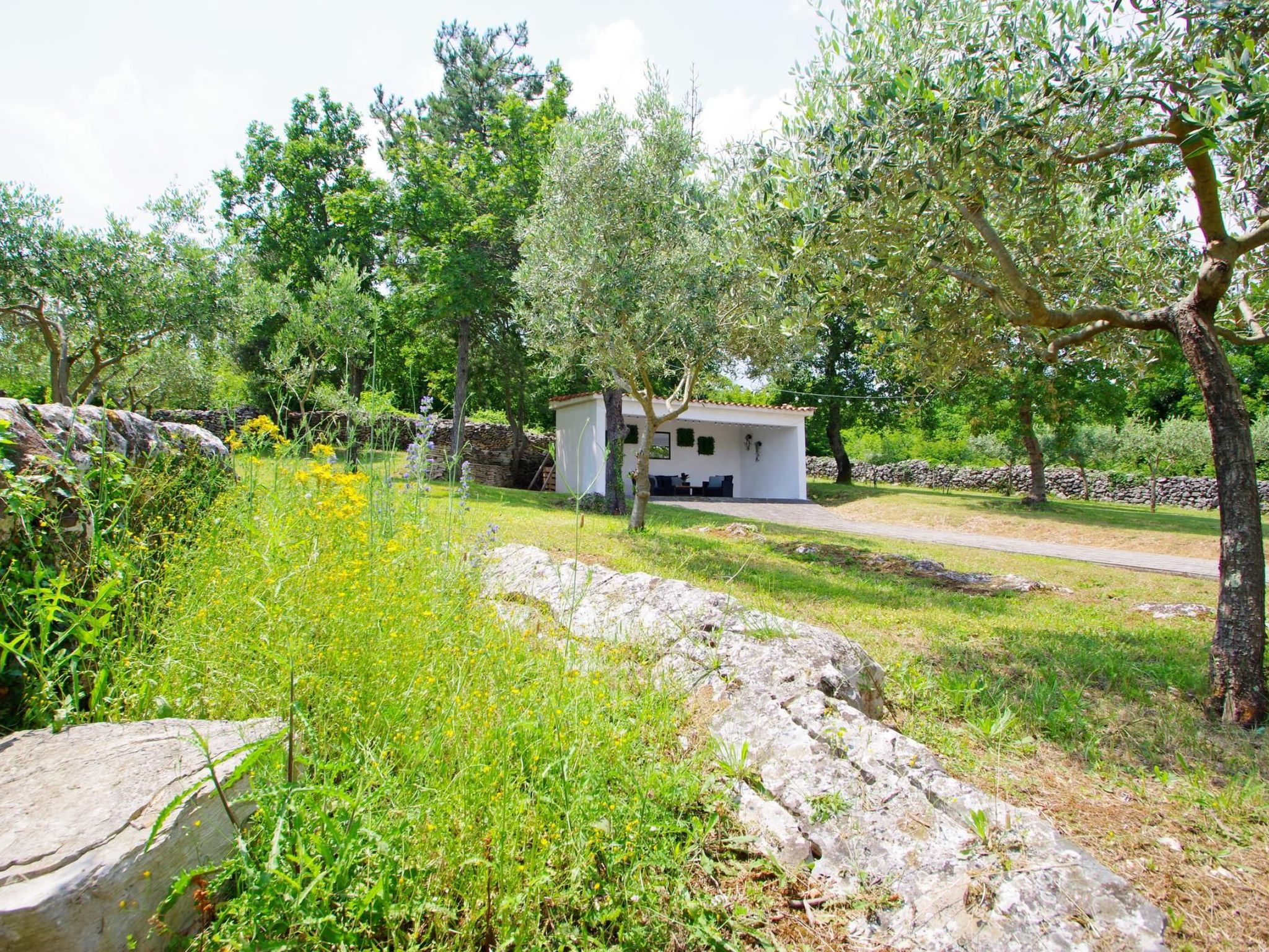 In Rakalj mit privatem Parkplatz-Buiten