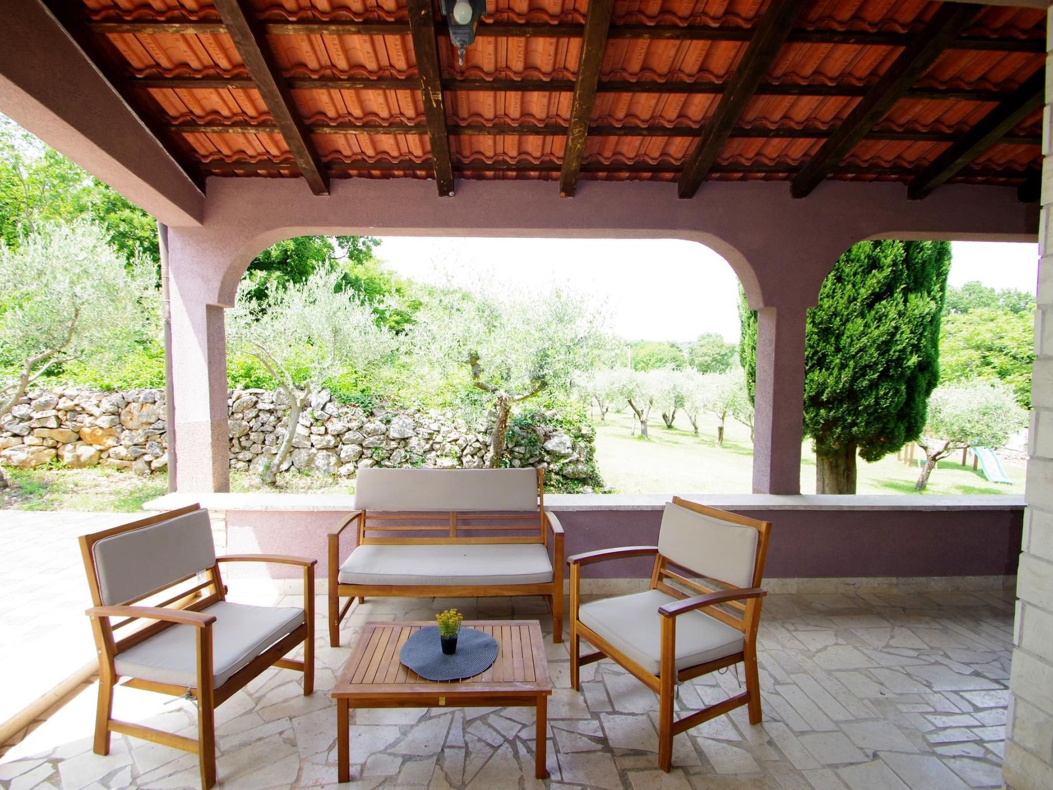 In Rakalj mit privatem Parkplatz-Buiten