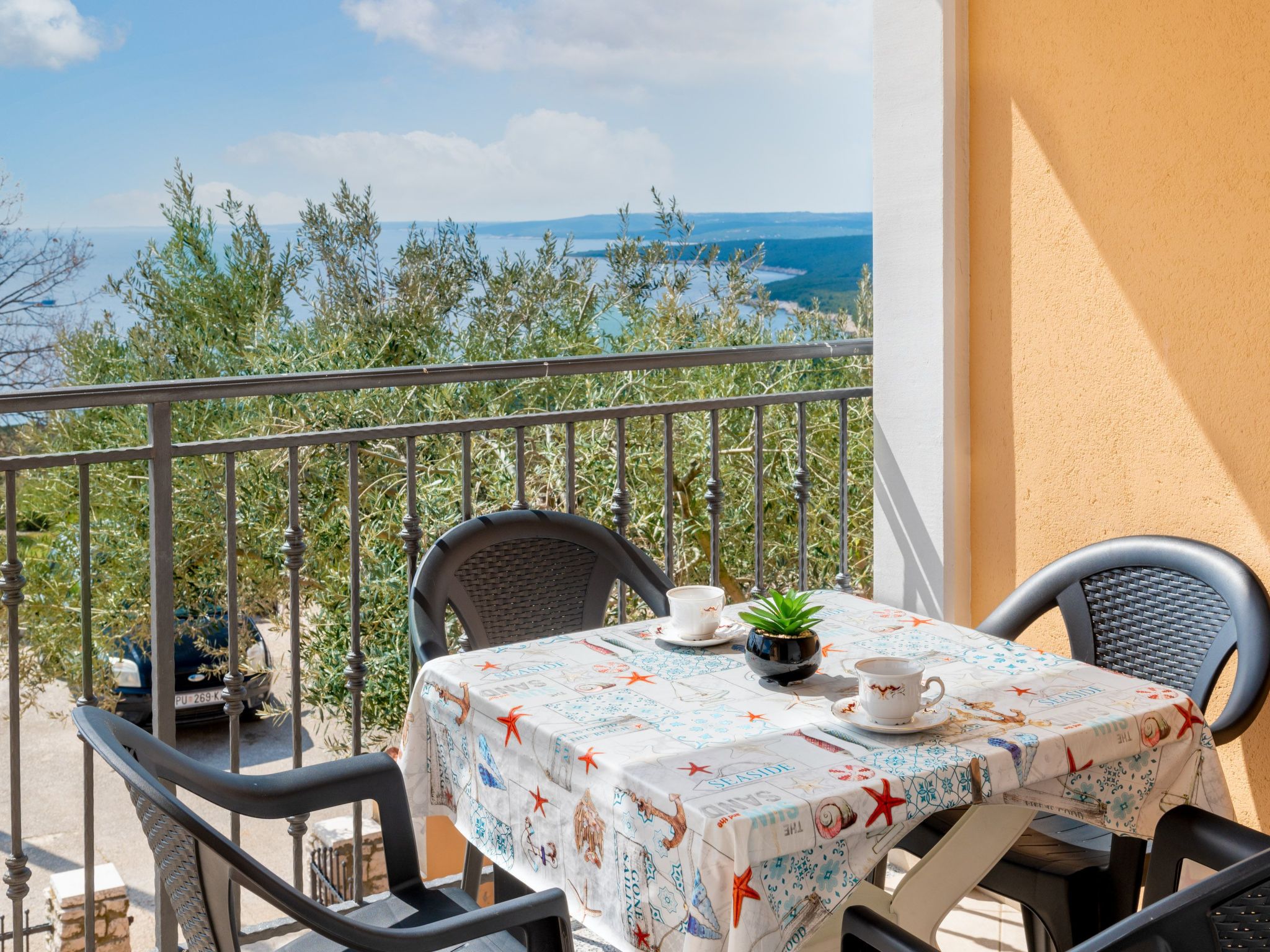 Am Südhang gelegen mit Meerblick-Binnen