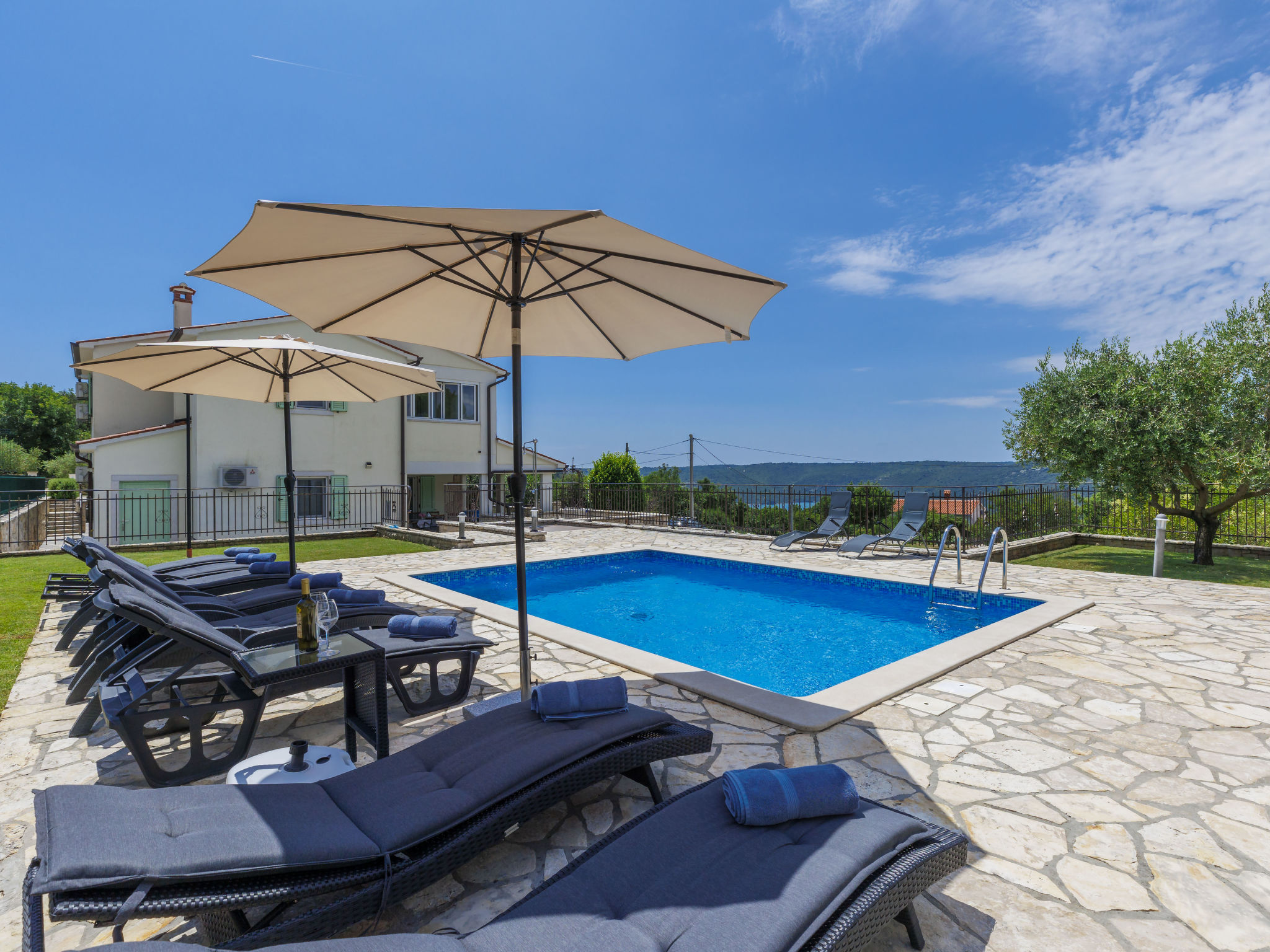 Villa Dina: Vrijstaande oase met privézwembad nabij strand Trget - foto 2