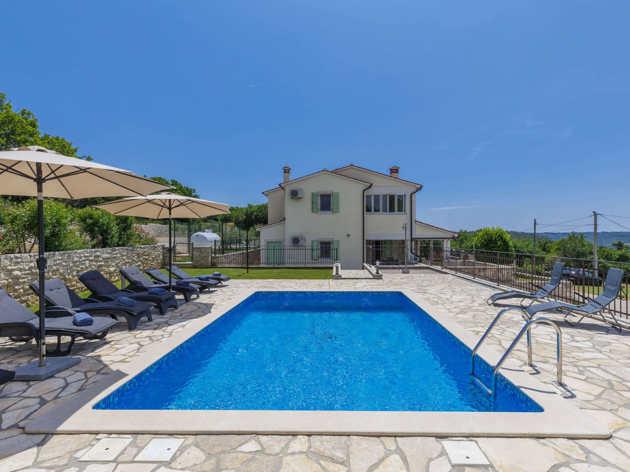 Villa Dina: Vrijstaande oase met privézwembad nabij strand Trget - foto 3