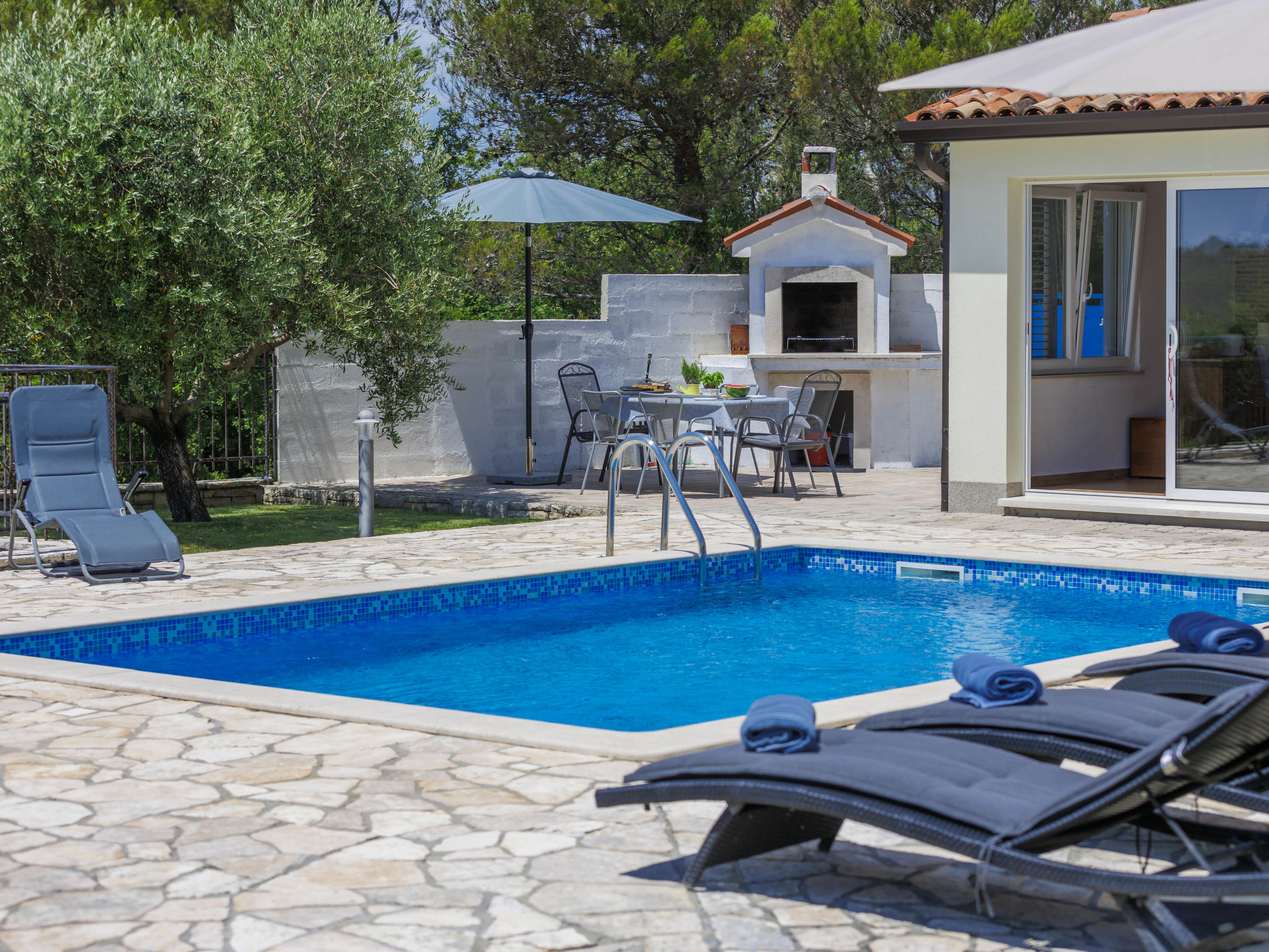 Villa Dina: Vrijstaande oase met privézwembad nabij strand Trget - foto 6