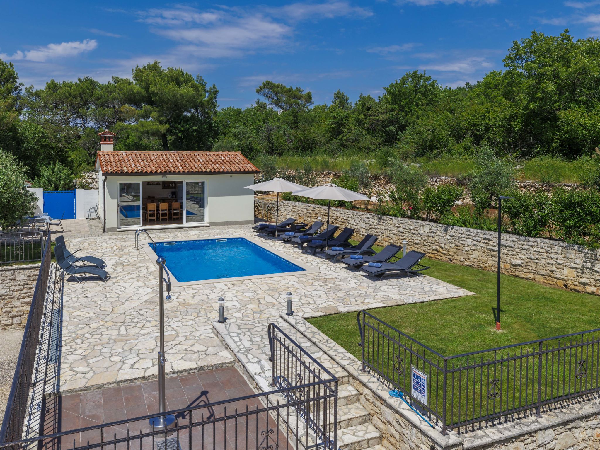 Villa Dina: Vrijstaande oase met privézwembad nabij strand Trget - foto 4