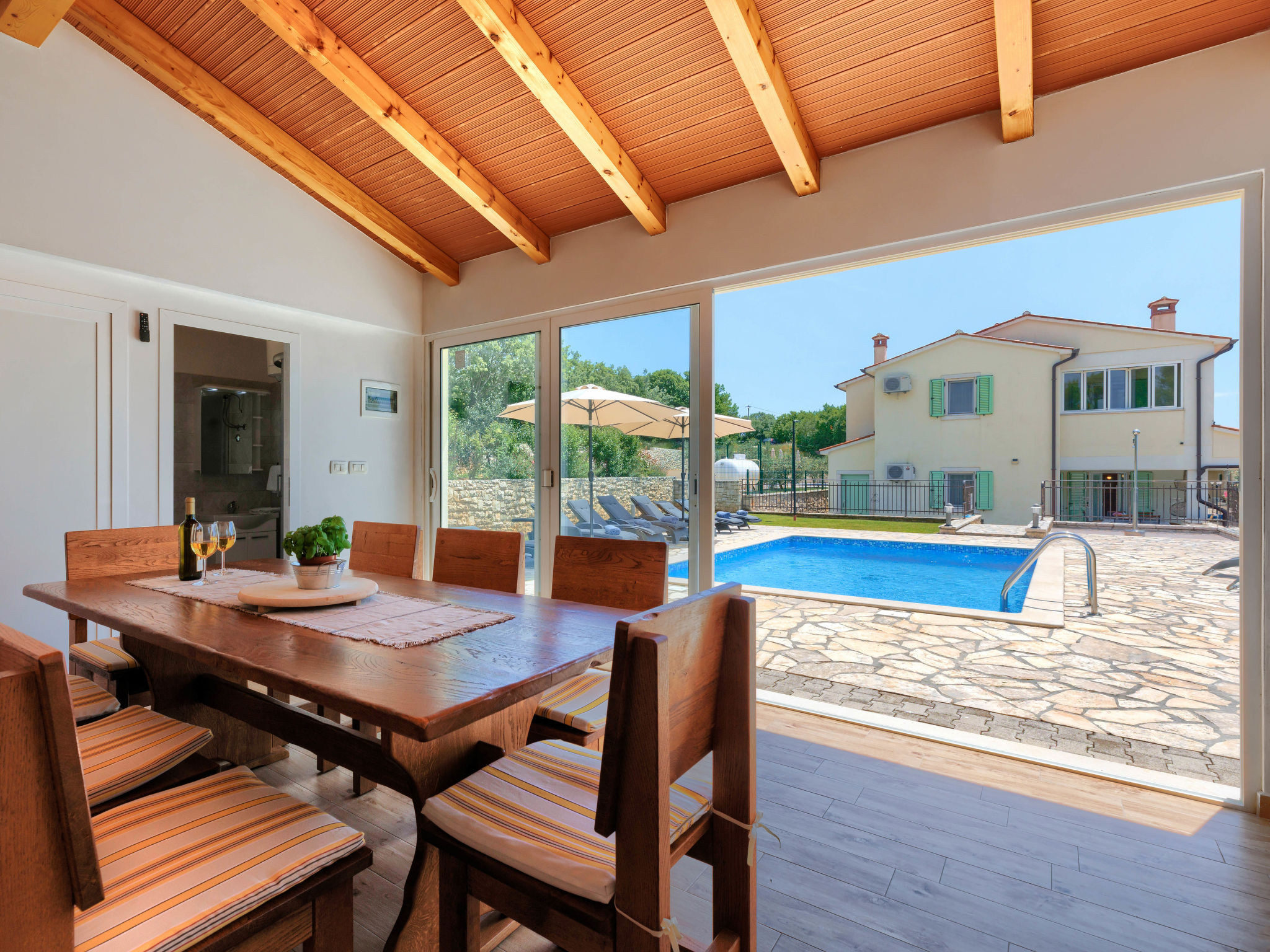 Villa Dina: Vrijstaande oase met privézwembad nabij strand Trget - foto 9