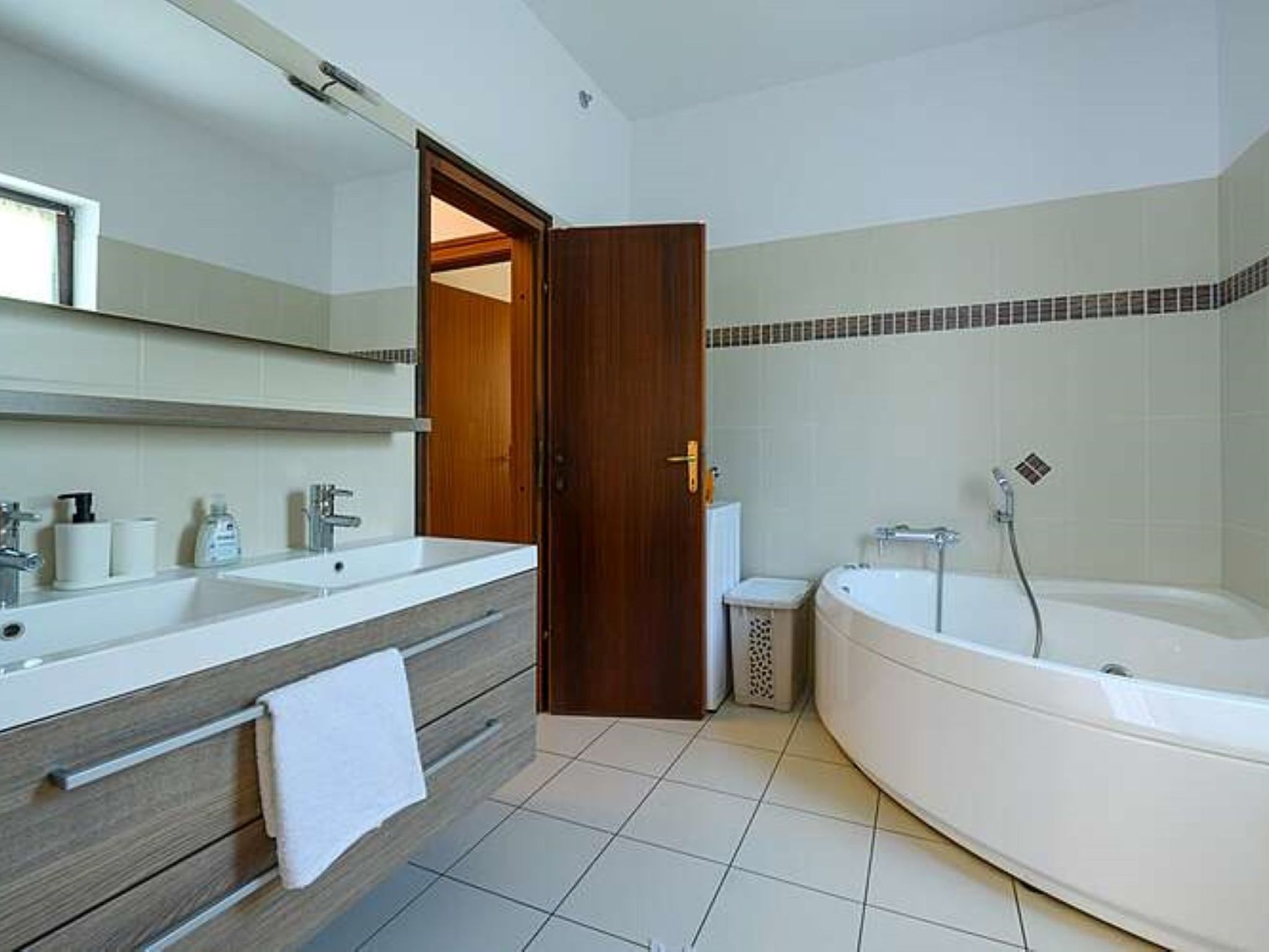 Komfortable, ruhige Erdgeschoss-Ferienwohnung-Drinnen