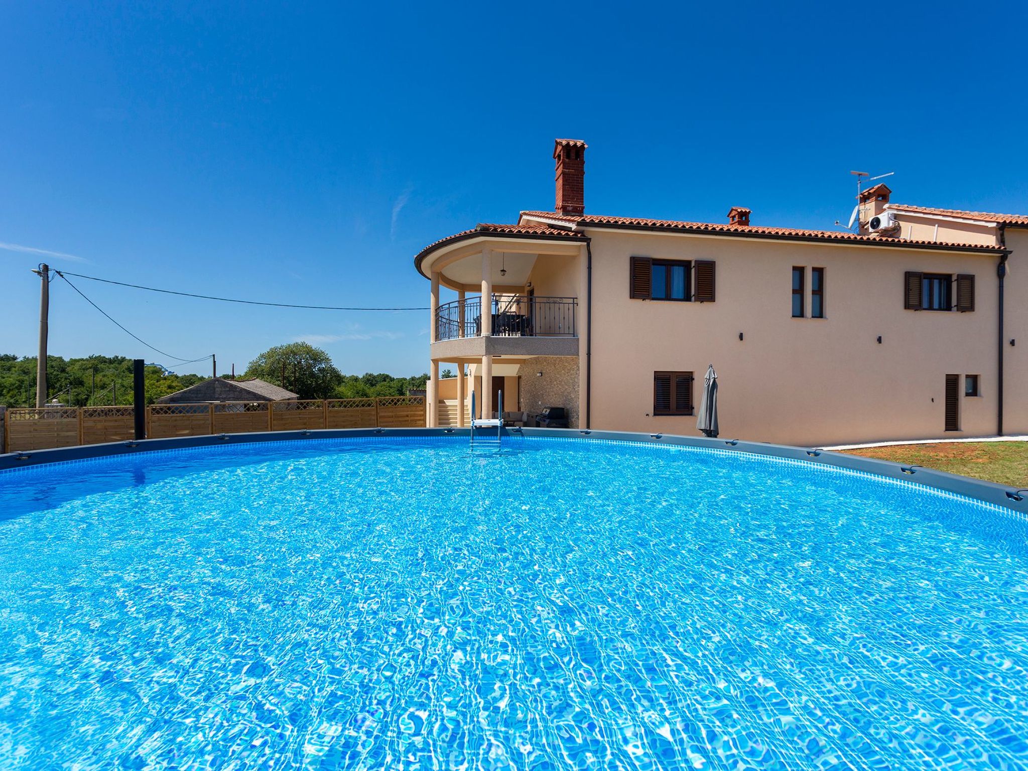 "Luxuriöse App. mit Pool"-Binnen