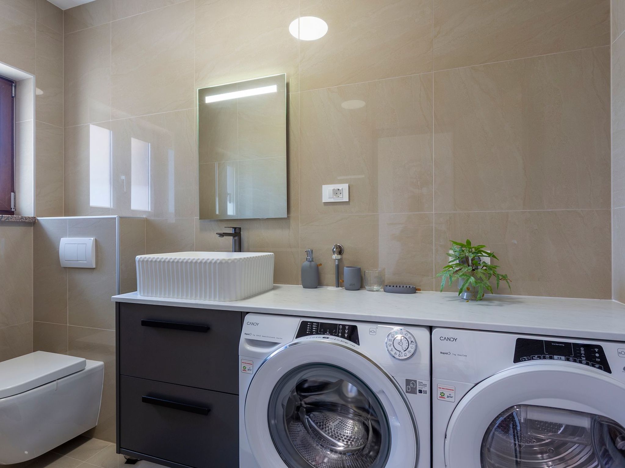 "Luxuriöse App. mit Pool"-Binnen