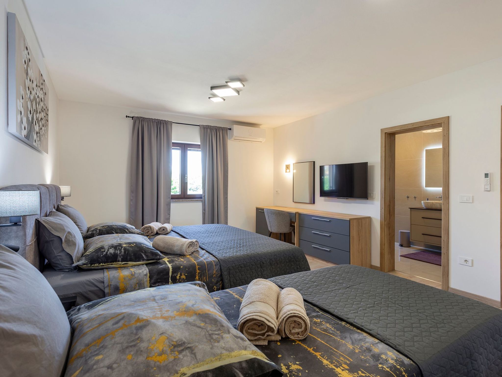 "Luxuriöse App. mit Pool"-Binnen