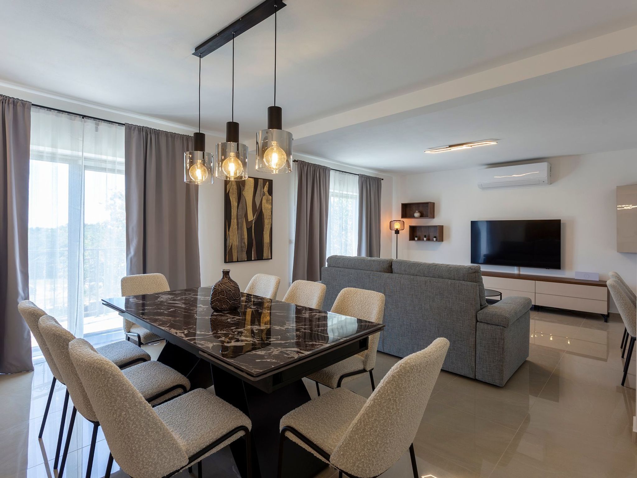 "Luxuriöse App. mit Pool"-Binnen