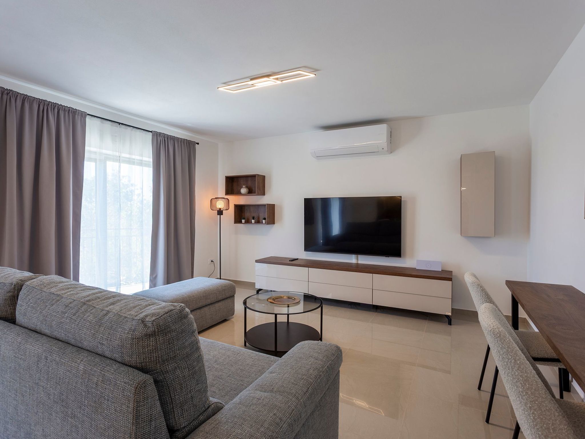 "Luxuriöse App. mit Pool"-Binnen