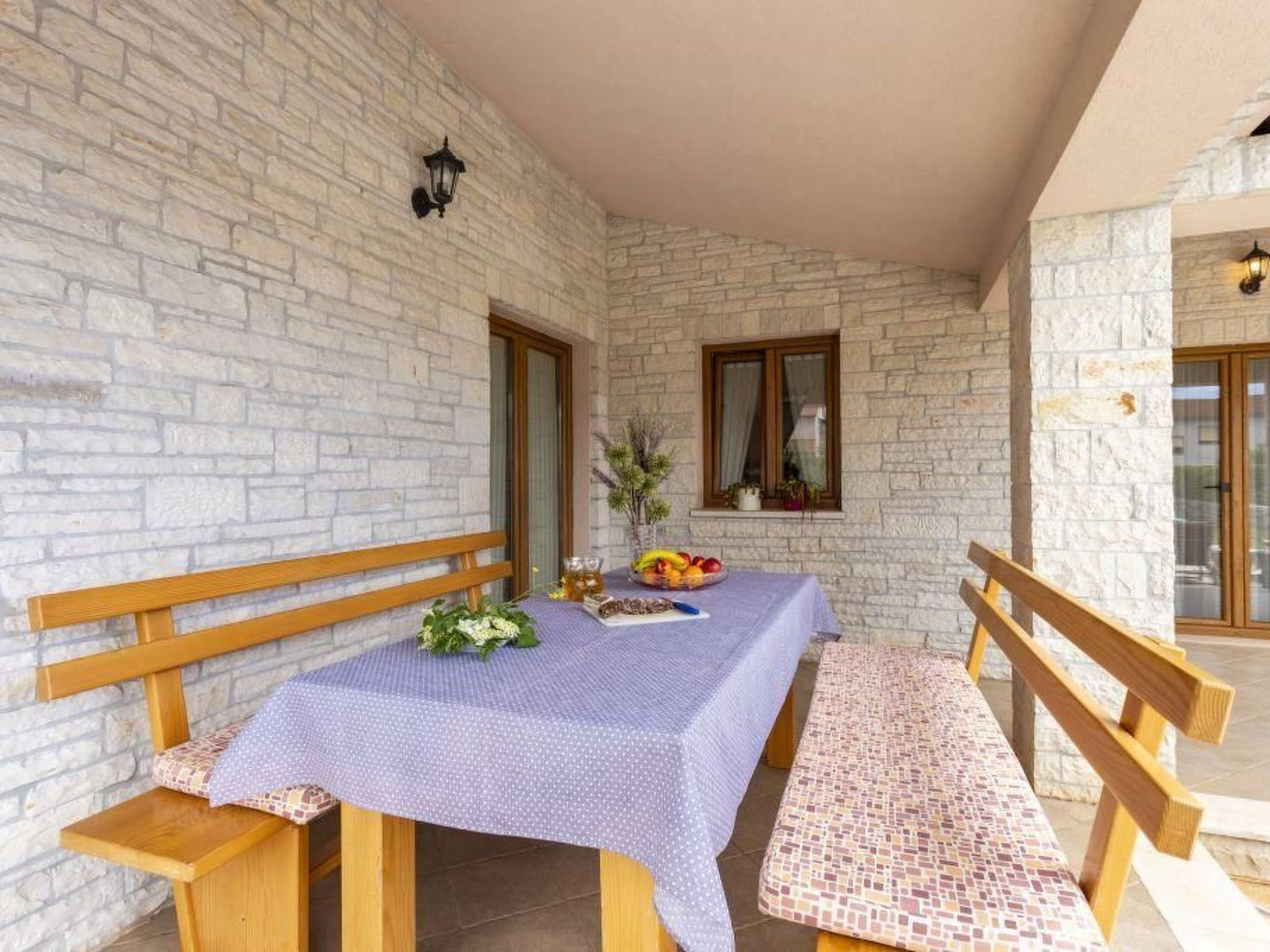 "Villa Mirela" mit Terrasse-Binnen