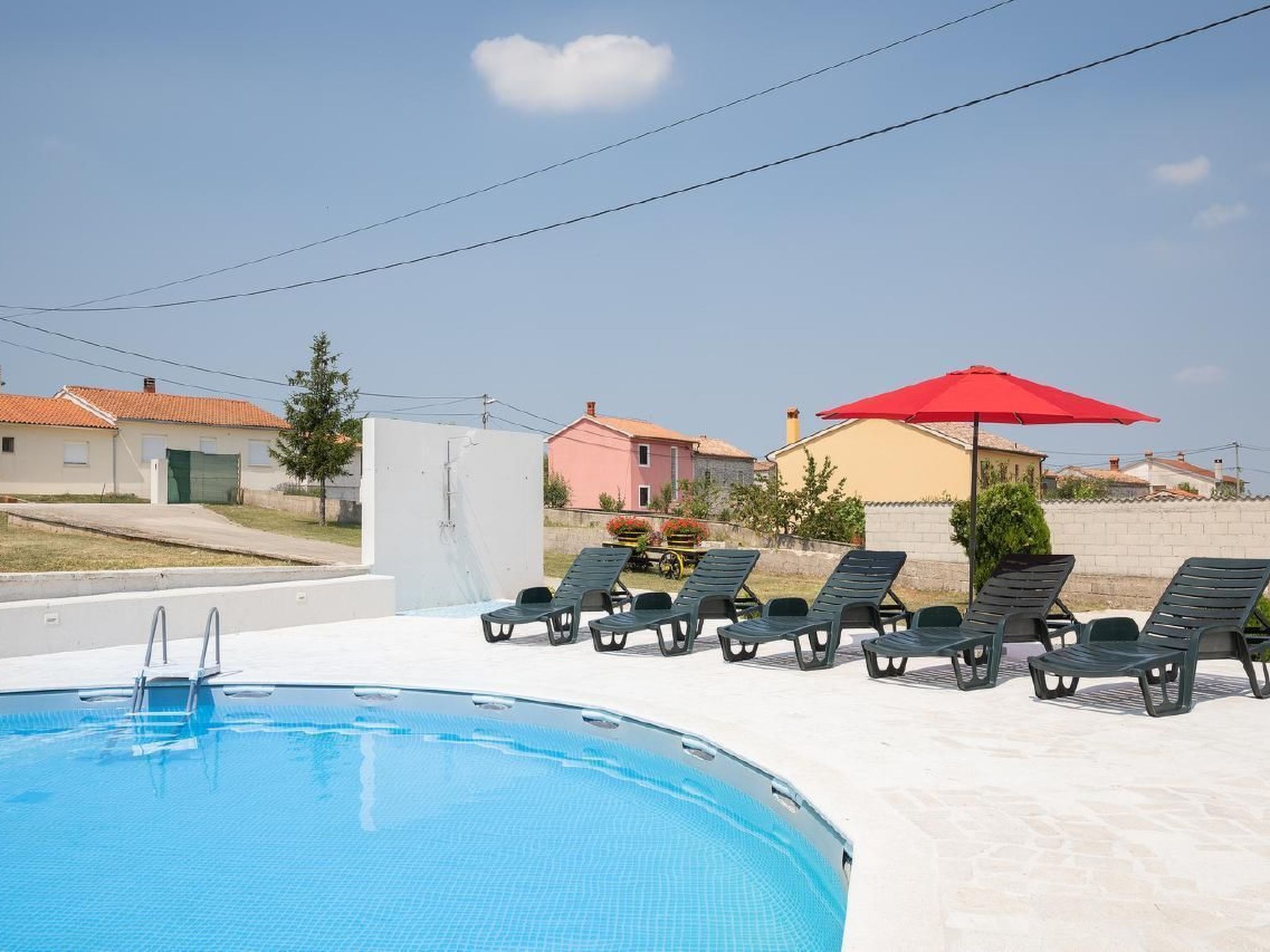 3-Schlafzimmer-Wohnung mit Gemeinschaftspool-Draußen