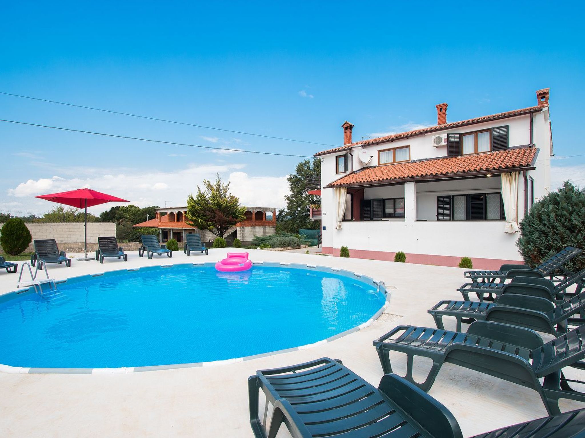 3-Schlafzimmer-Wohnung mit Gemeinschaftspool-Draußen