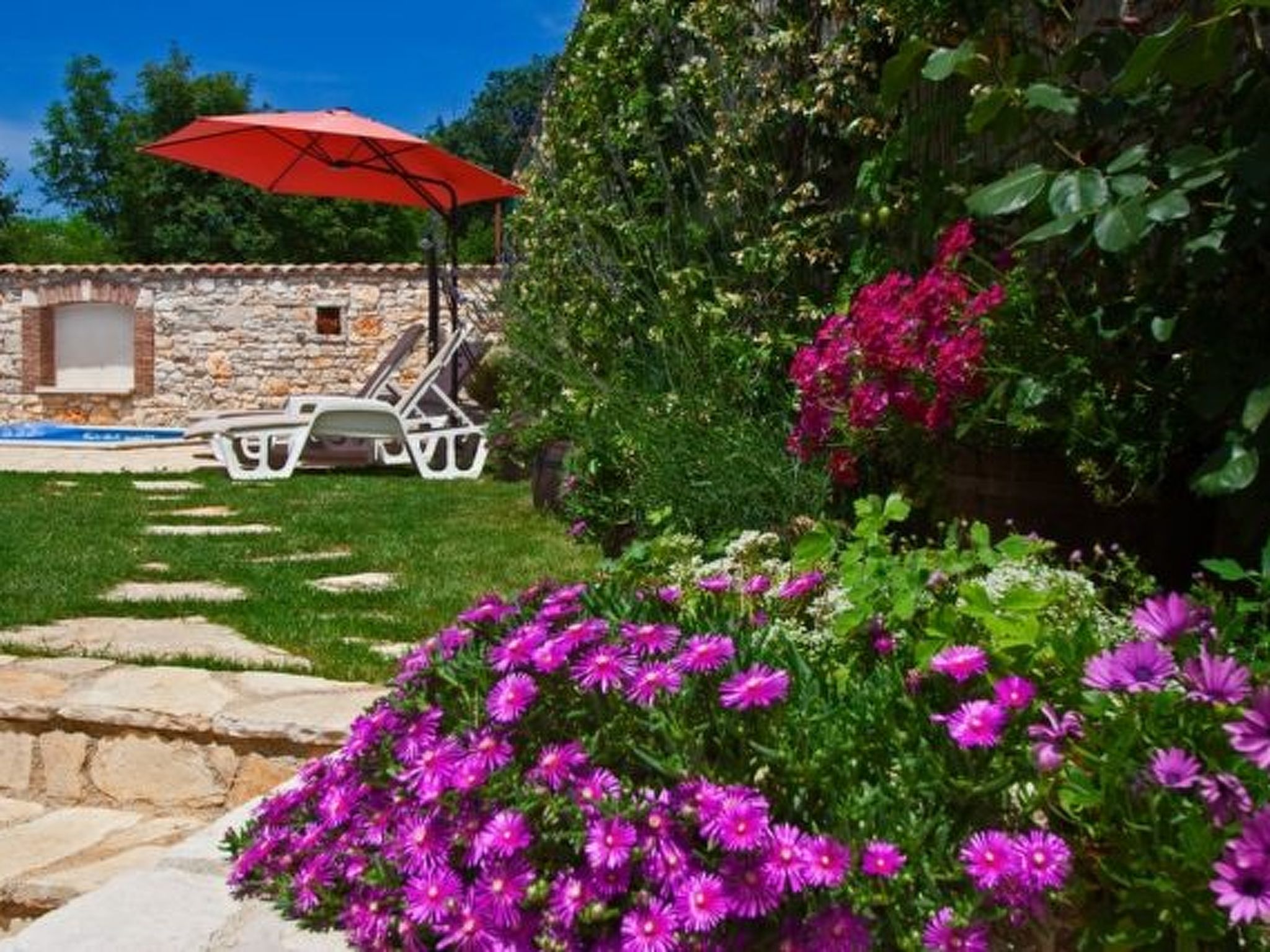 Modernes Ferienhaus in Vadreš mit Privatem Pool-Dehors