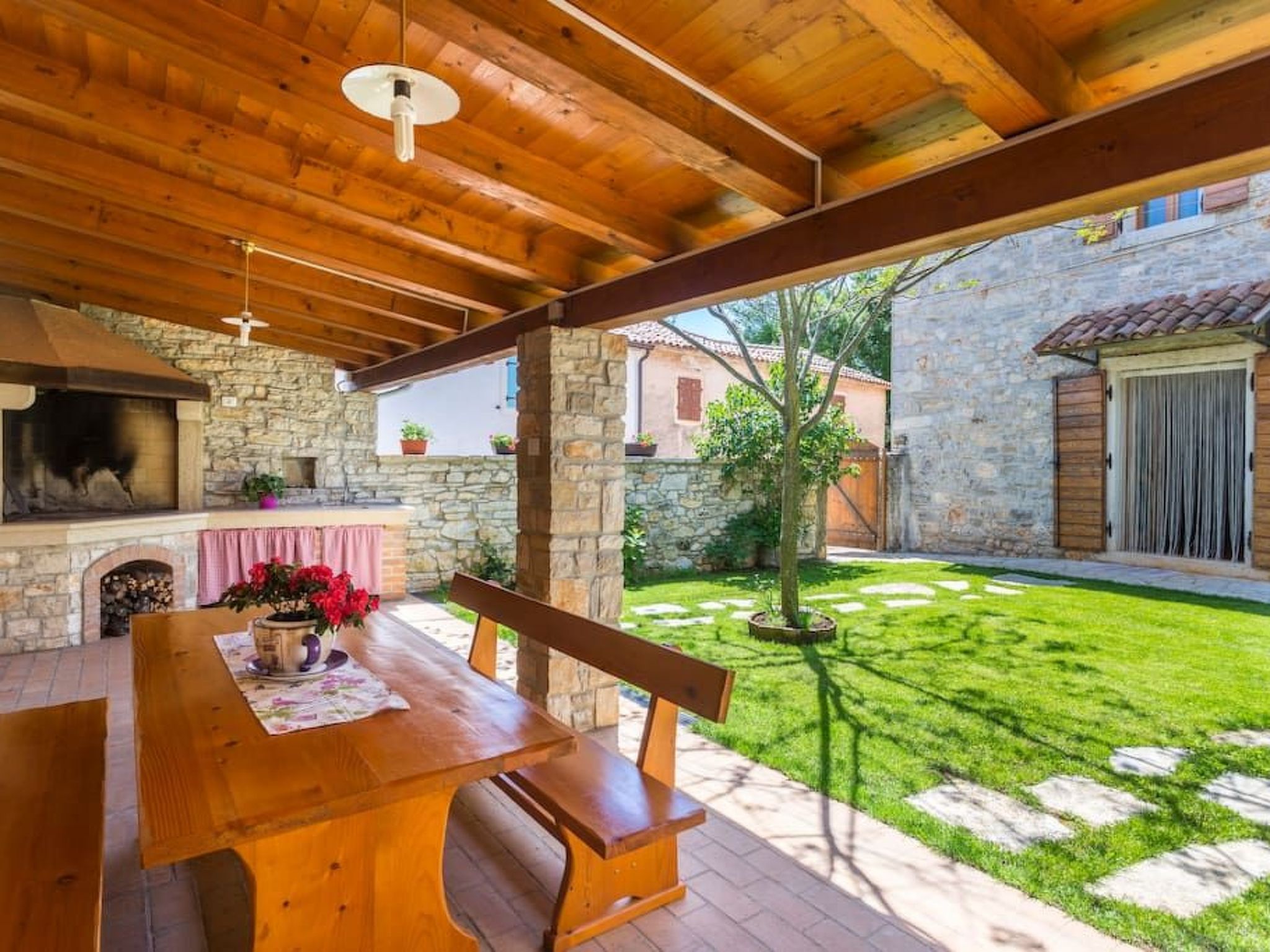 Modernes Ferienhaus in Vadreš mit Privatem Pool-Dehors