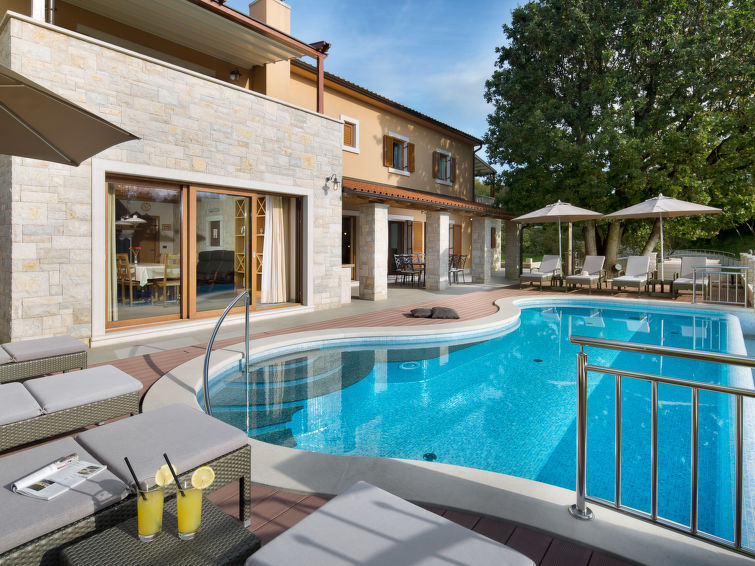 Villa Vlastelini in Labin met verwarmd zwembad en tennisbaan in Labin