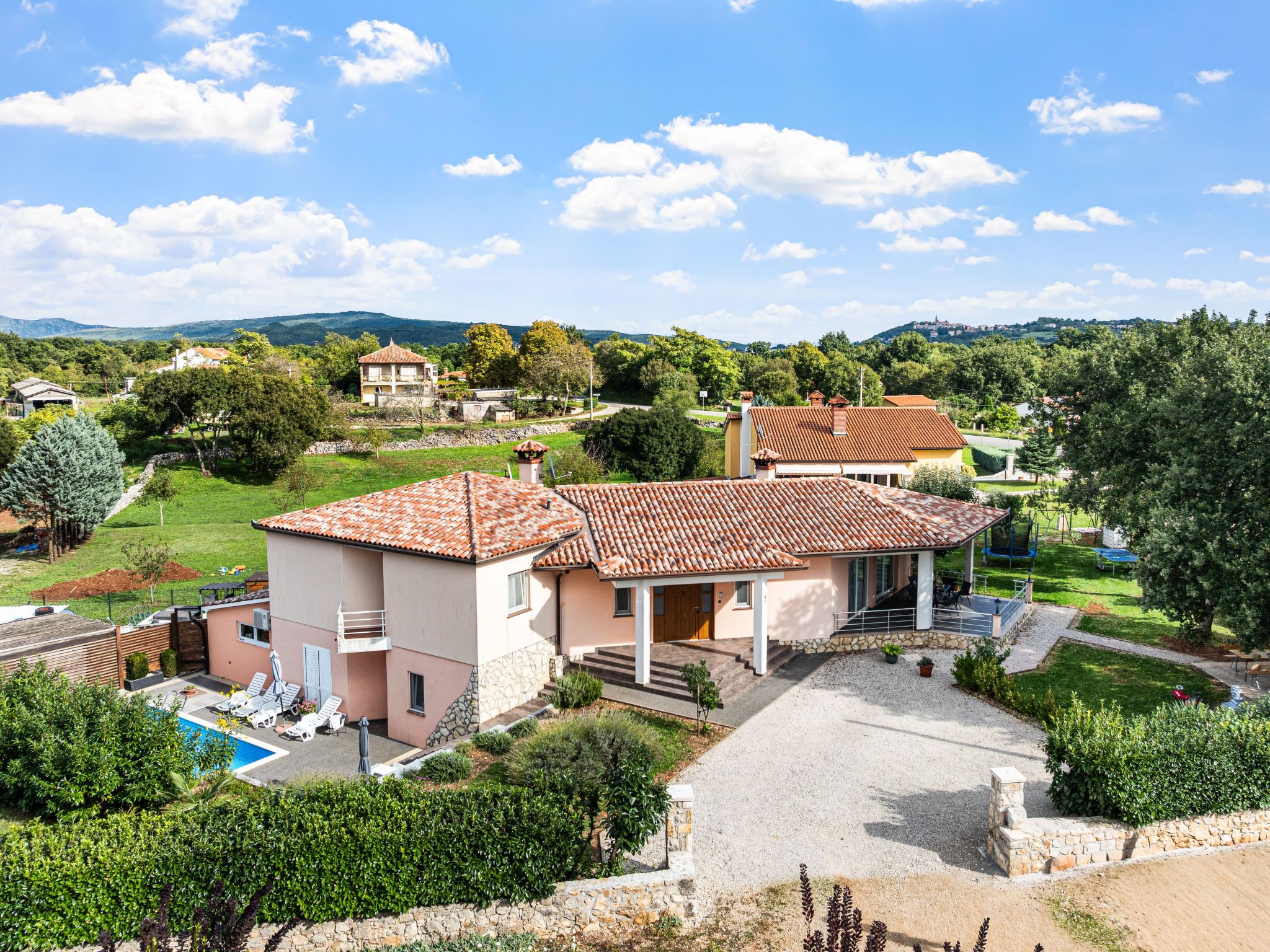 Mit Blick auf das Wasser-Drinnen