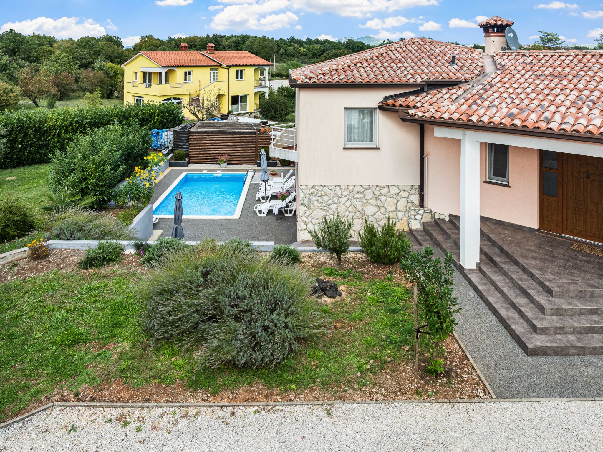 Mit Blick auf das Wasser-Drinnen